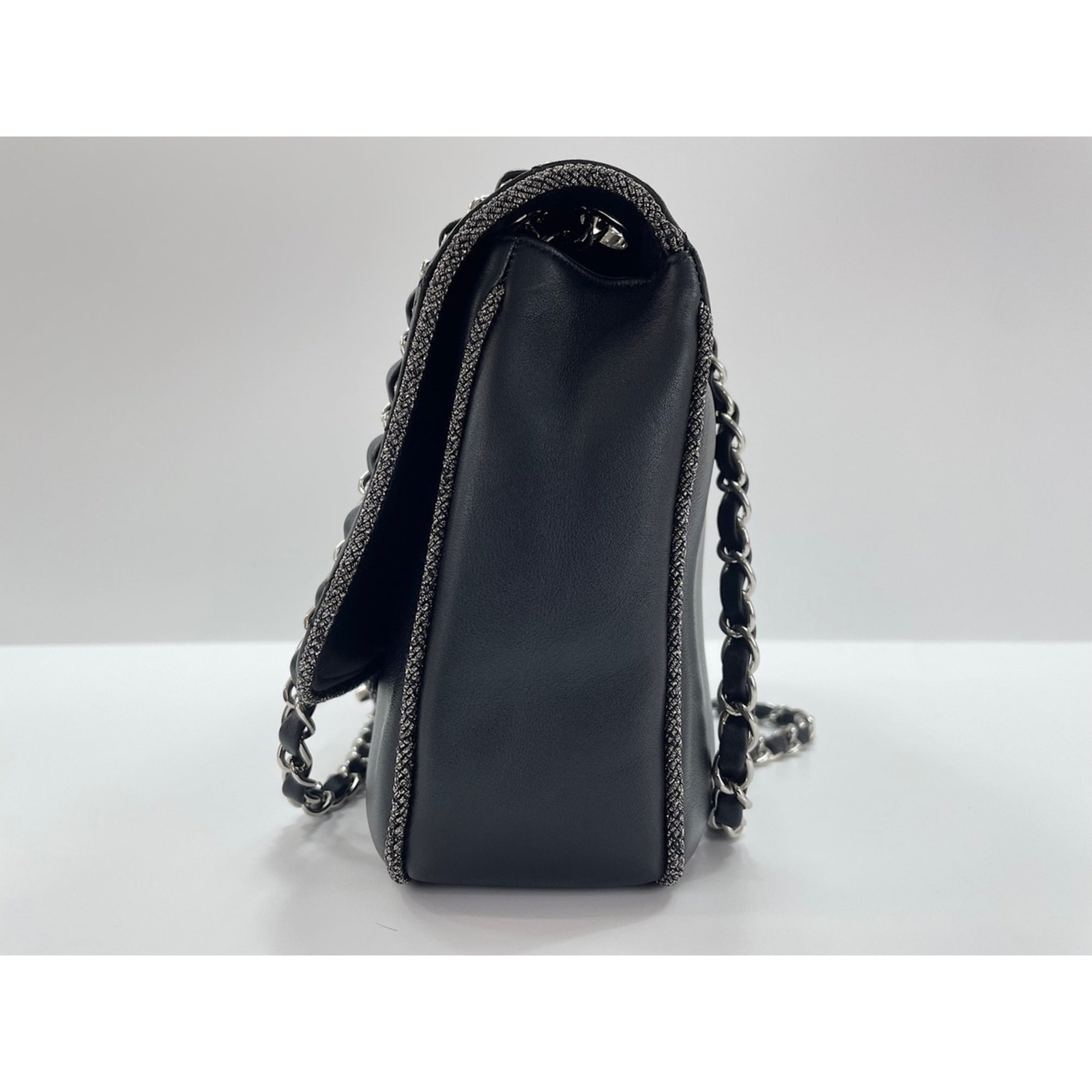 Chanel Black Shoulder Bag (Pre-Owned)