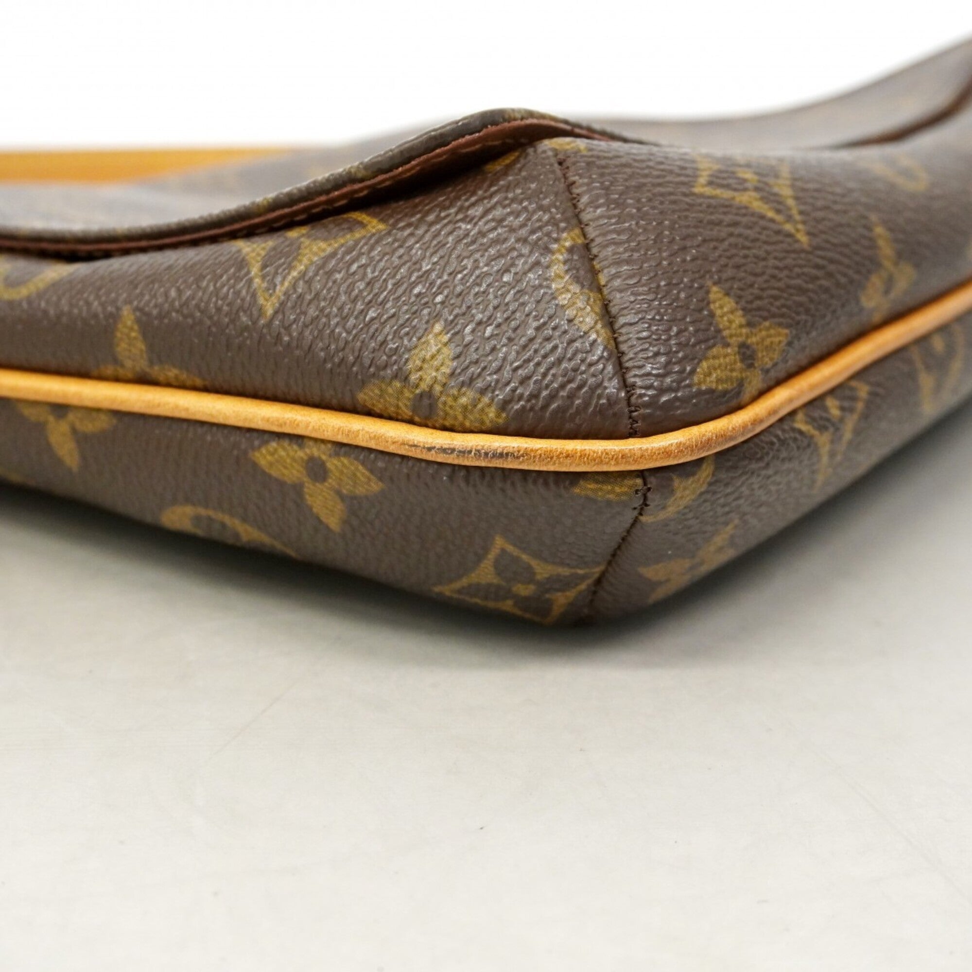 Louis Vuitton Brown Shoulder Bag (Pre-Owned)