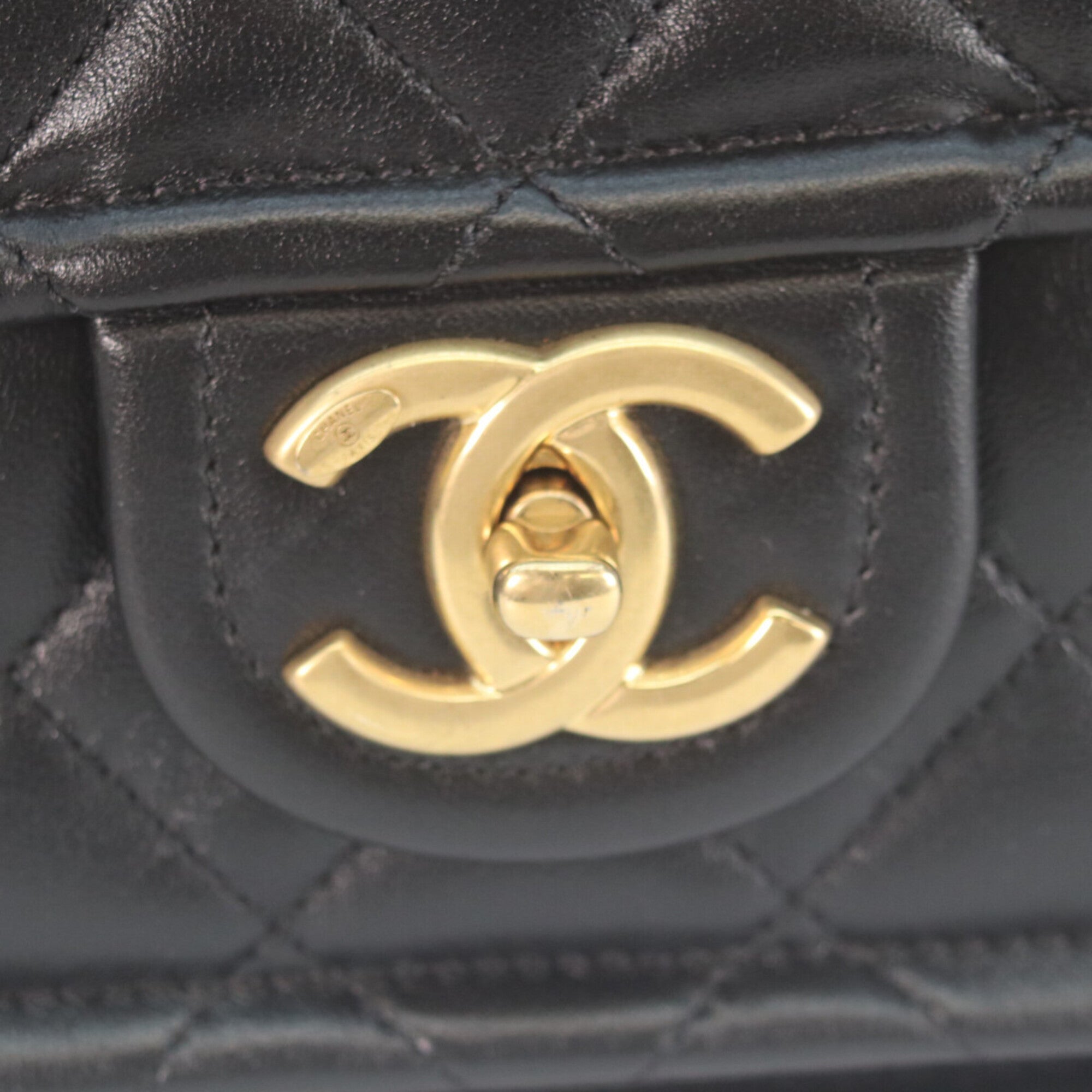 Chanel Black Leather Shoulder Bag (Pre-Owned)