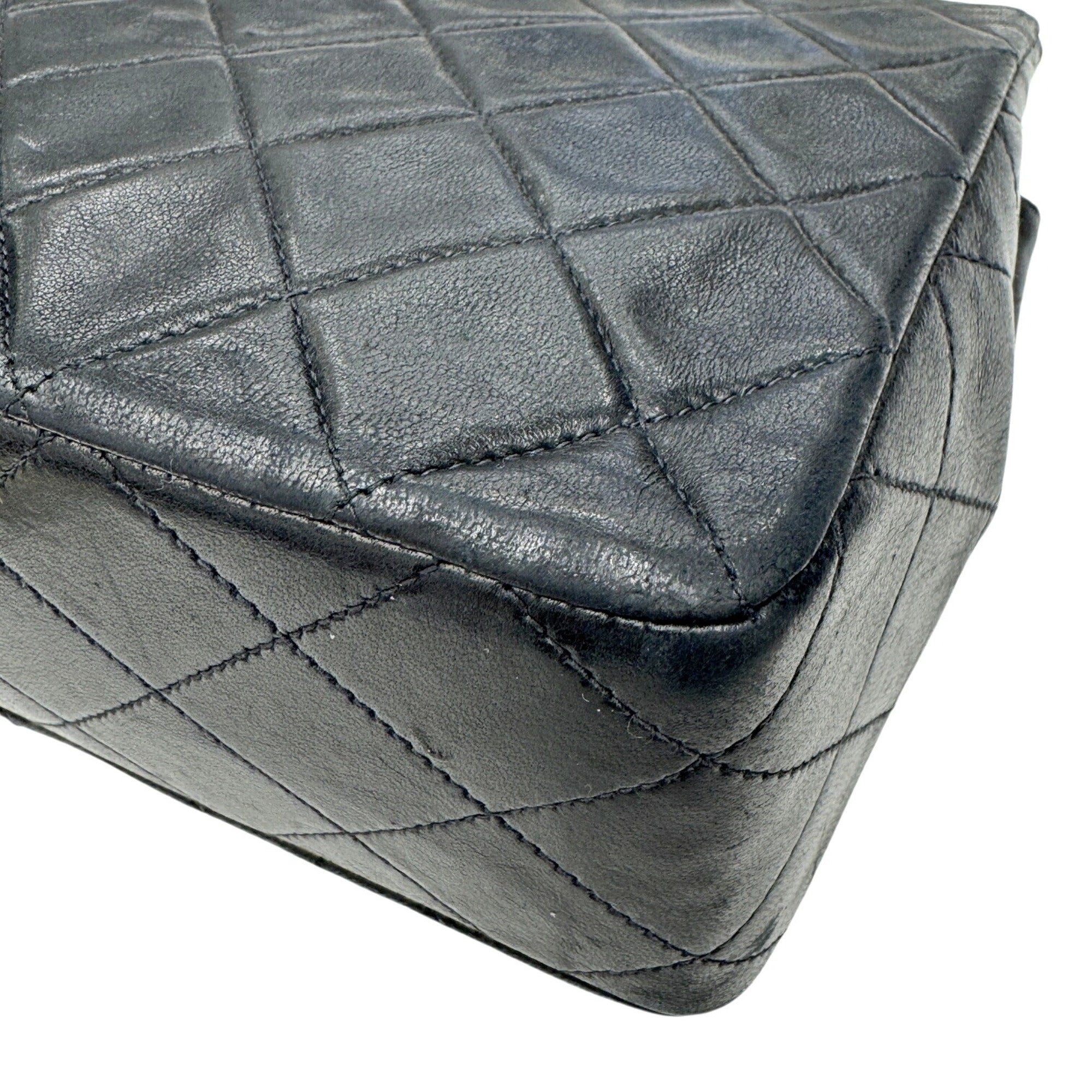 Chanel Black Leather Shoulder Bag (Pre-Owned)