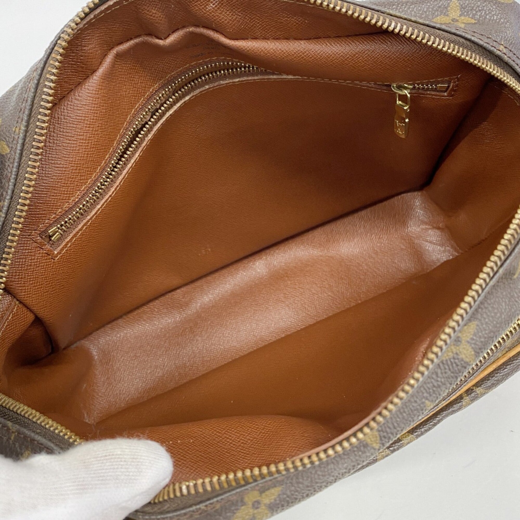 Louis Vuitton Brown Shoulder Bag (Pre-Owned)