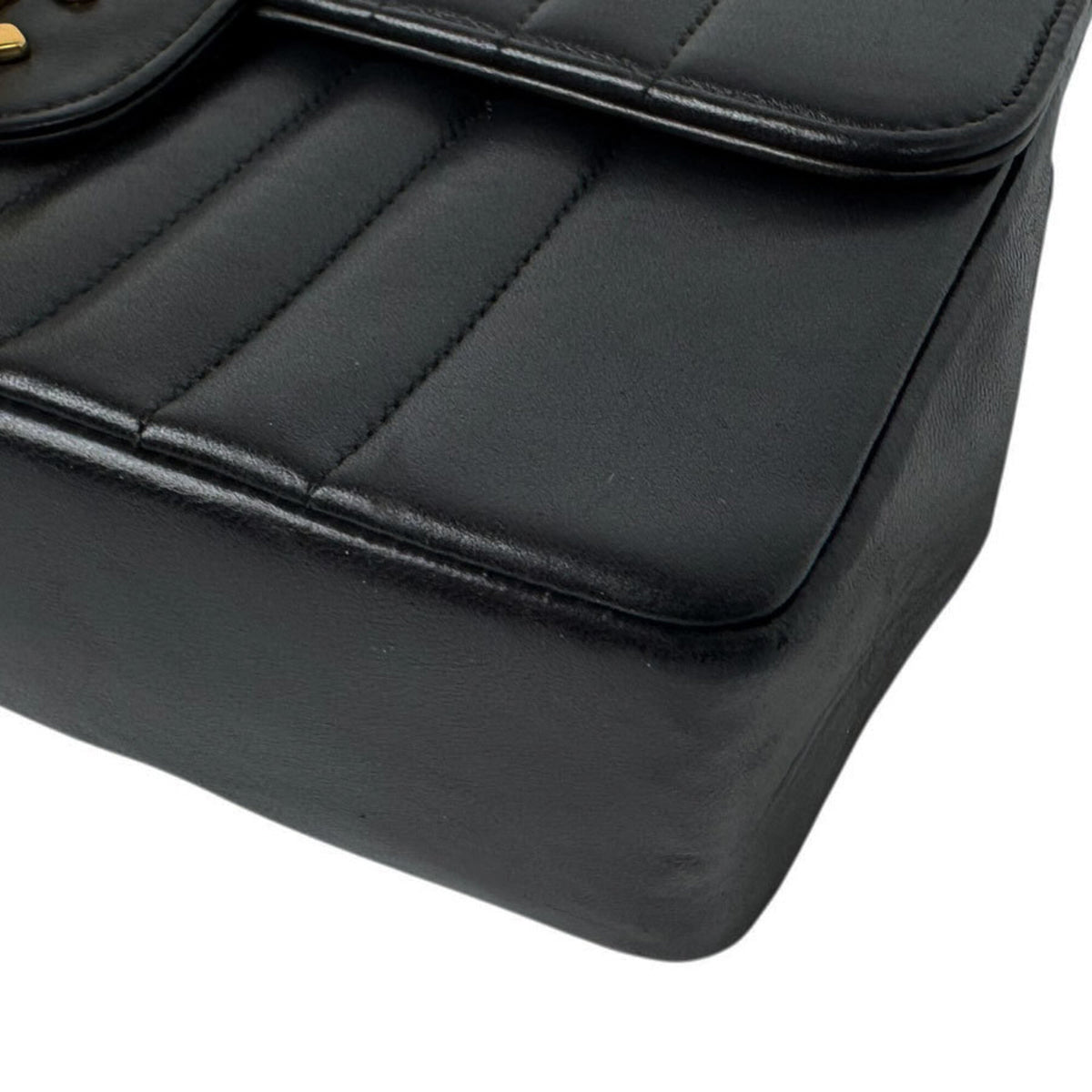 Chanel Black Leather Shoulder Bag (Pre-Owned)
