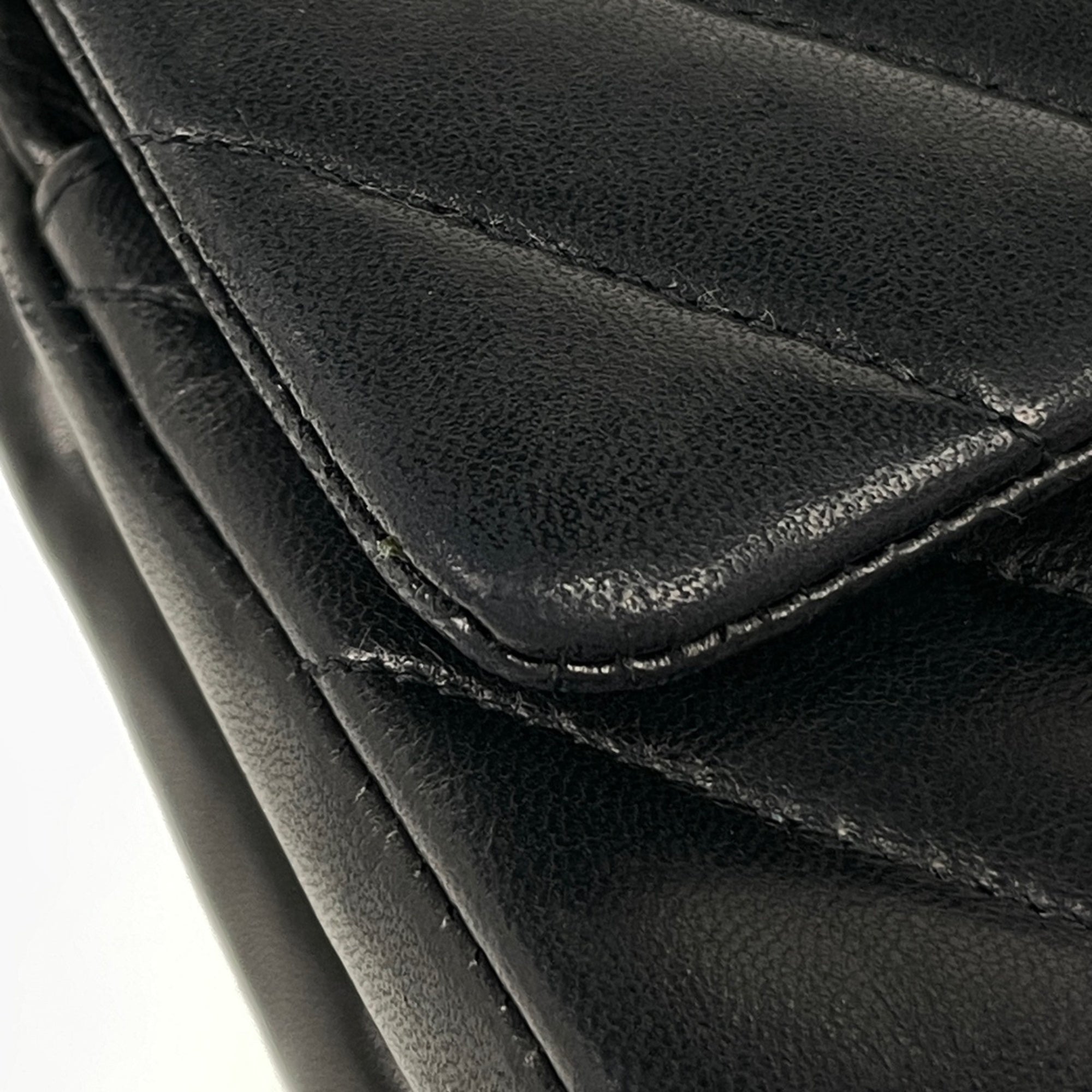 Chanel Black Leather Shoulder Bag (Pre-Owned)