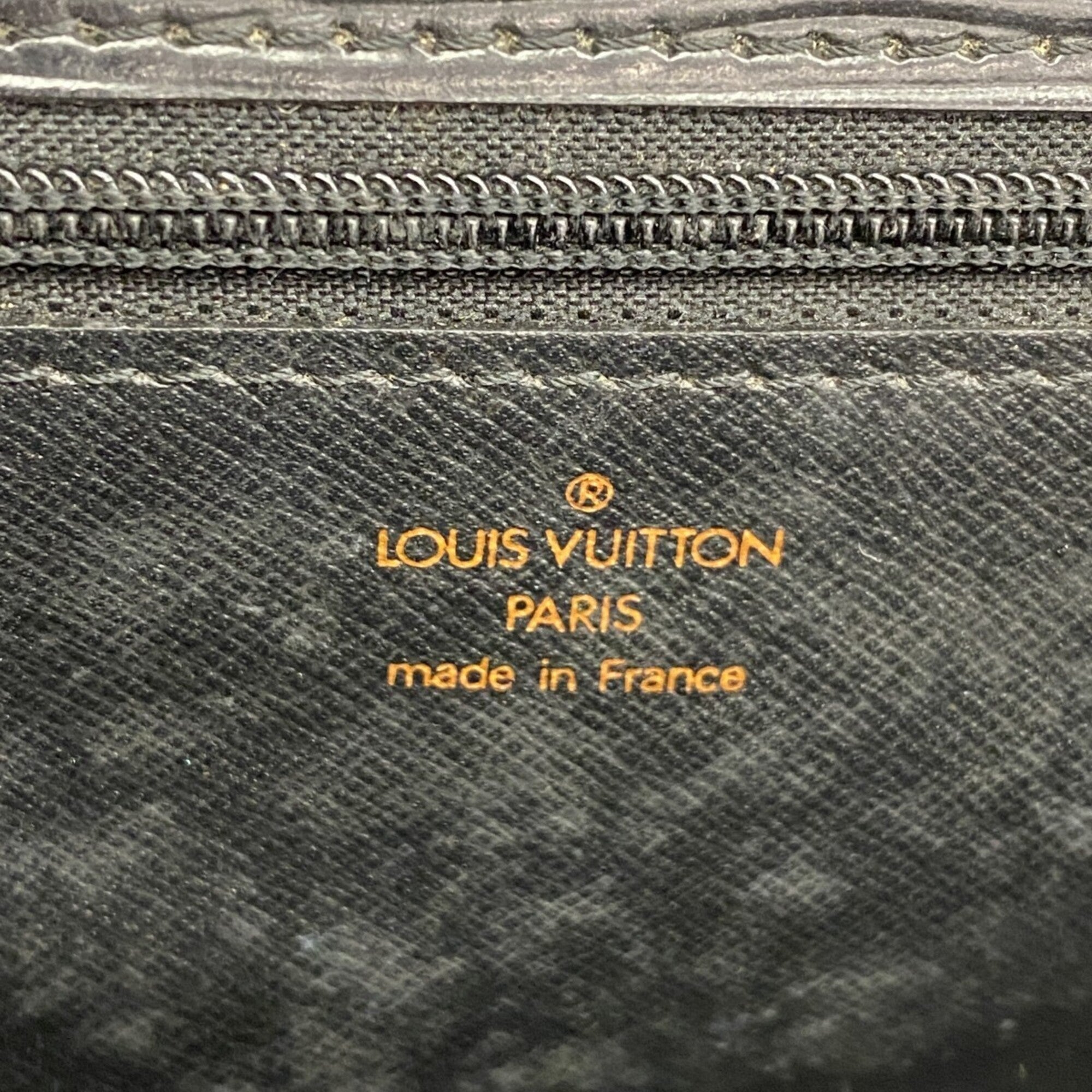 Louis Vuitton Noir Clutch Bag (Pre-Owned)