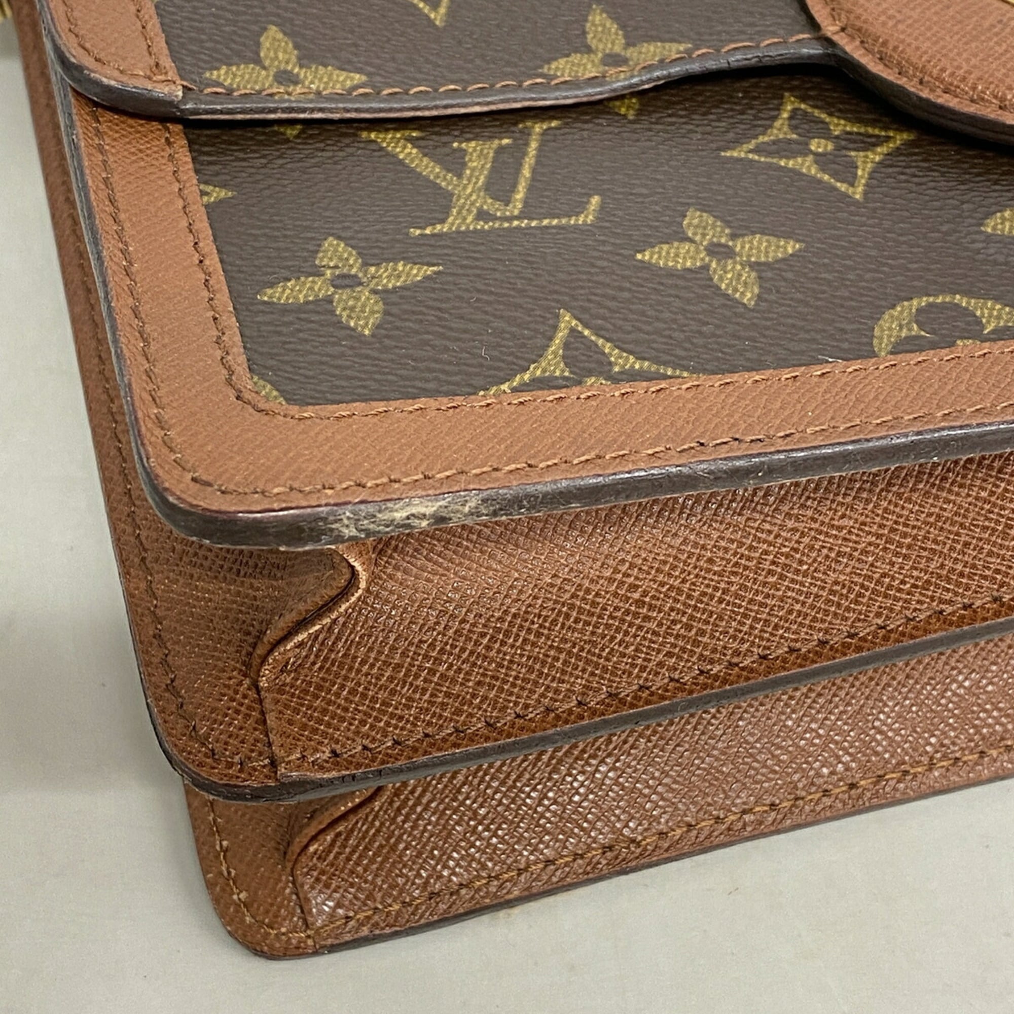 Louis Vuitton Brown Shoulder Bag (Pre-Owned)
