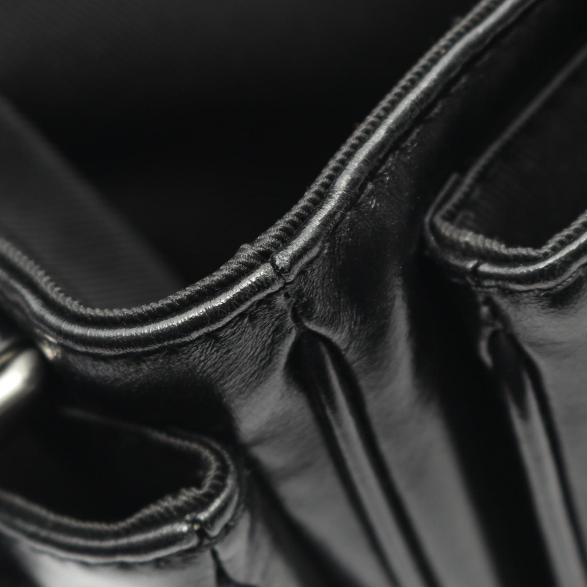 Louis Vuitton Black Leather Shoulder Bag (Pre-Owned)