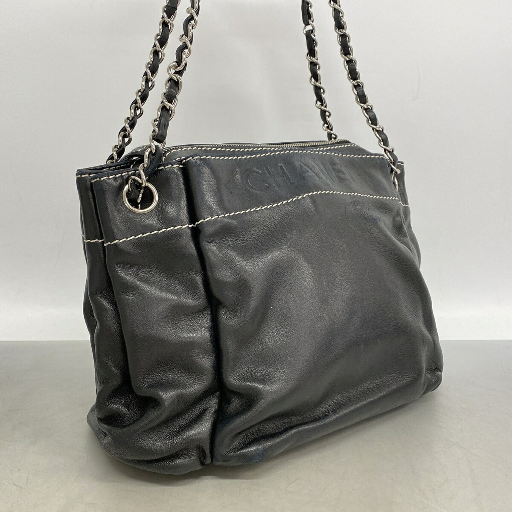 Chanel Black Leather Shoulder Bag (Pre-Owned)