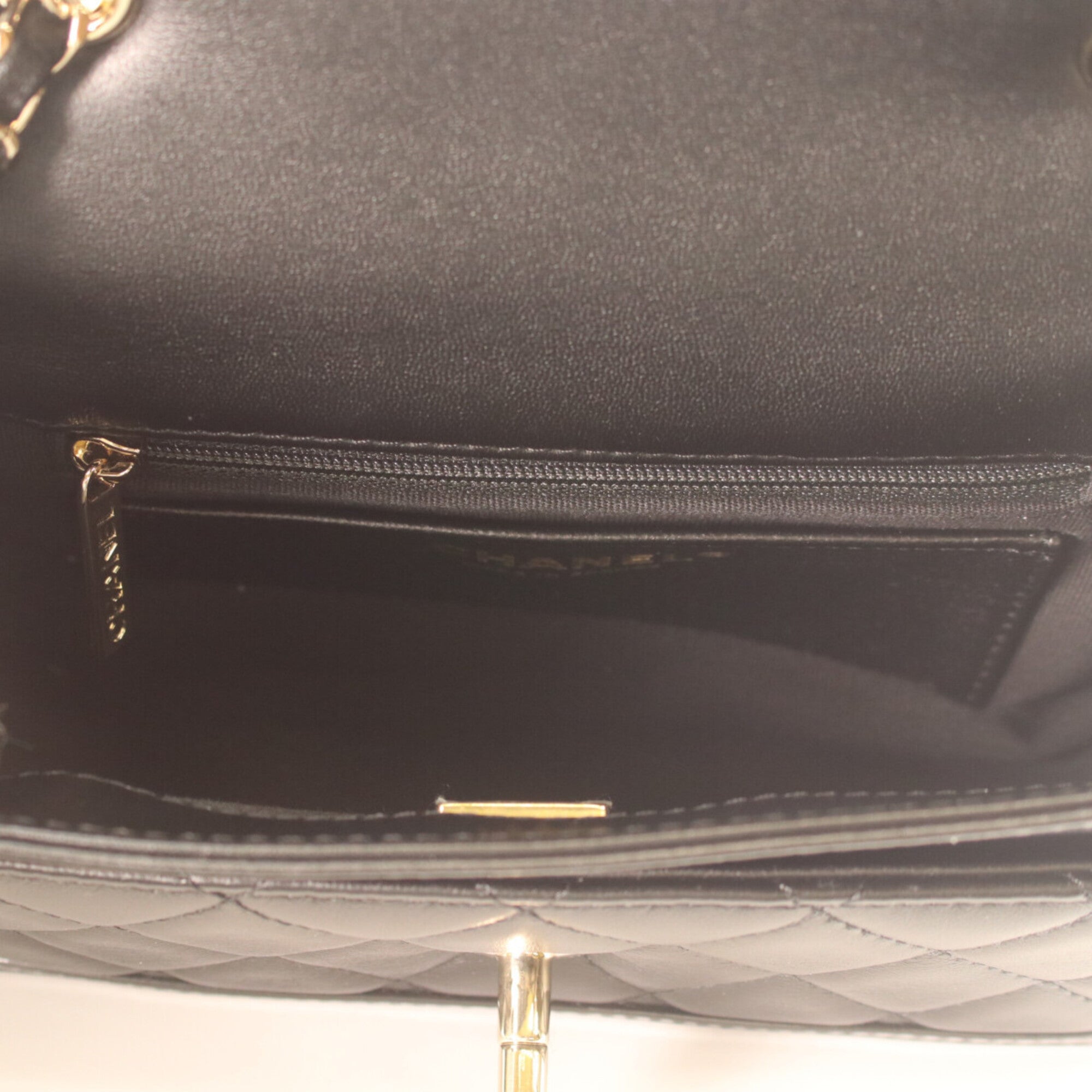 Chanel Black Leather Shoulder Bag (Pre-Owned)