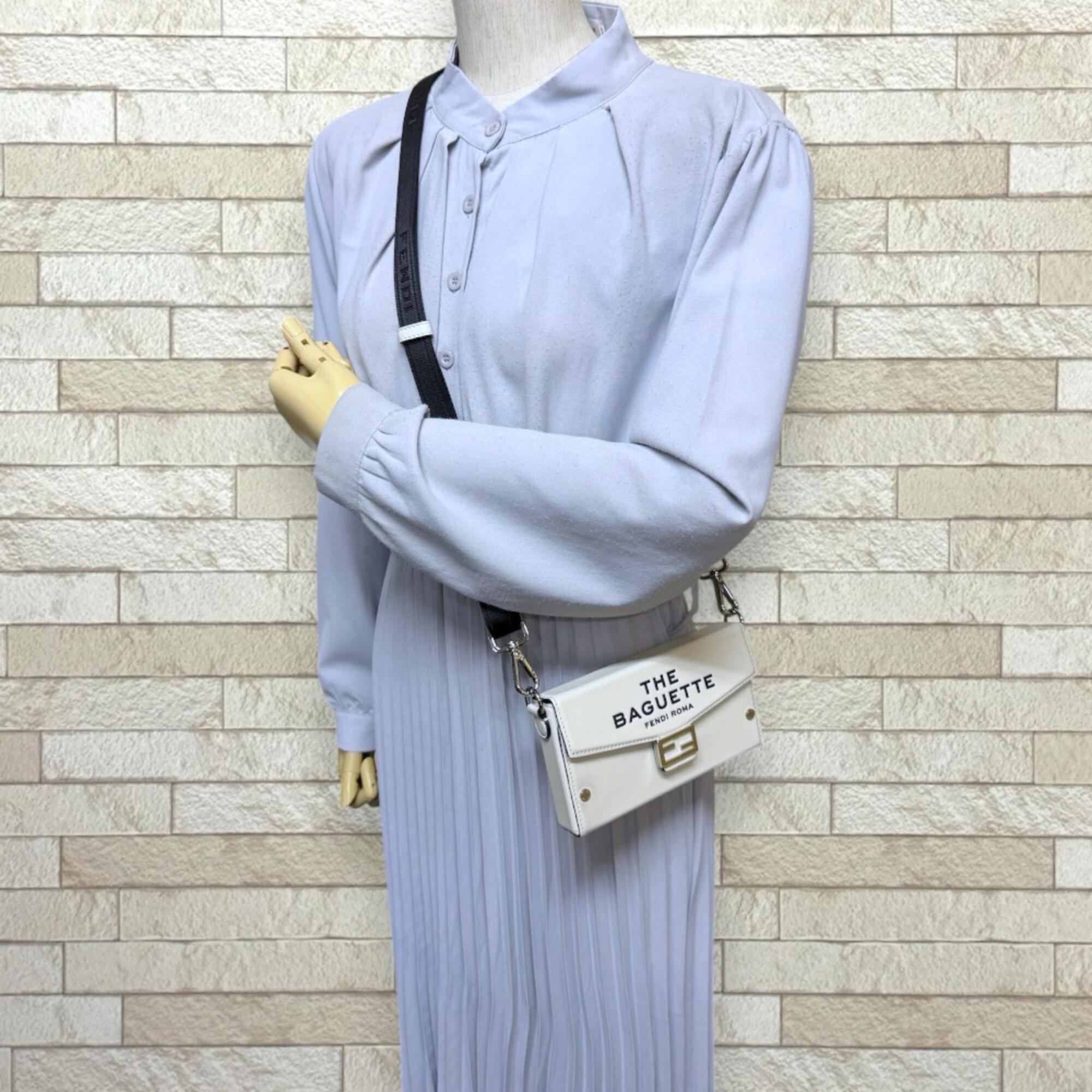 Fendi White Leather Shoulder Bag (Pre-Owned)