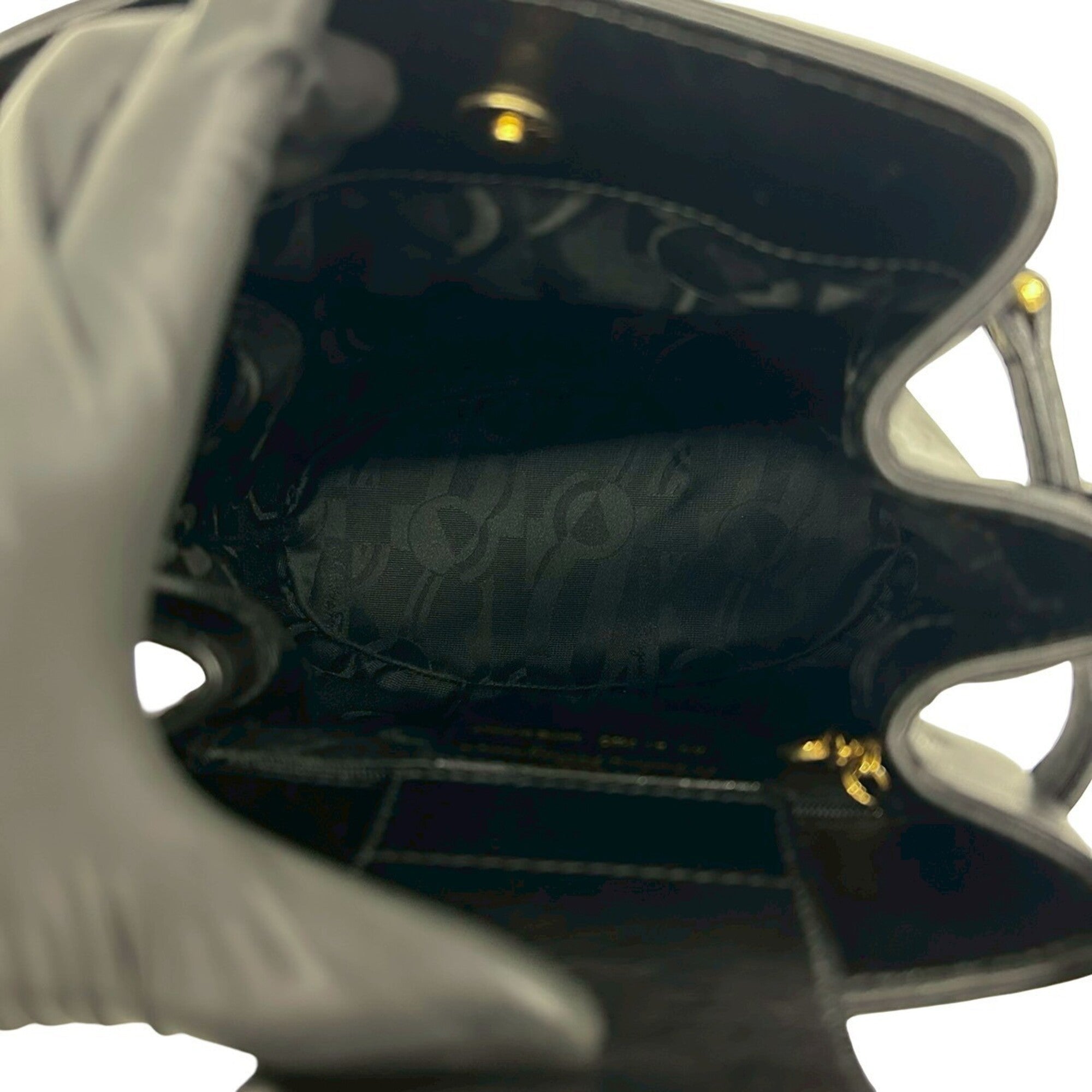 Salvatore Ferragamo Black Leather Shoulder Bag (Pre-Owned)