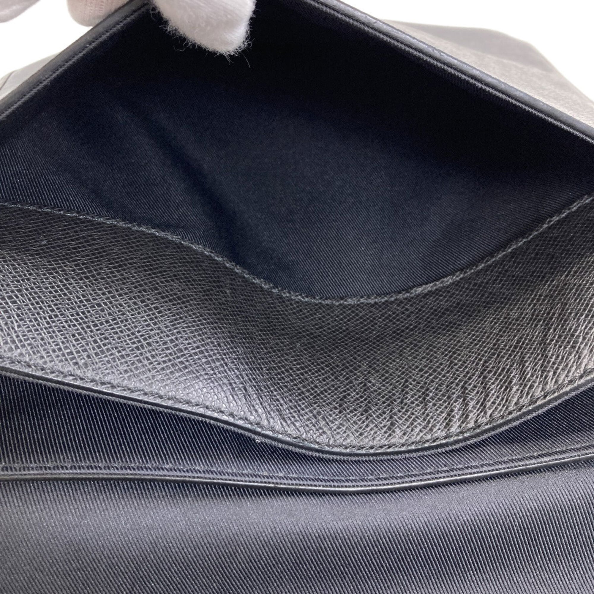 Louis Vuitton Taiga Black Taiga Leather Shoulder Bag (Pre-Owned)