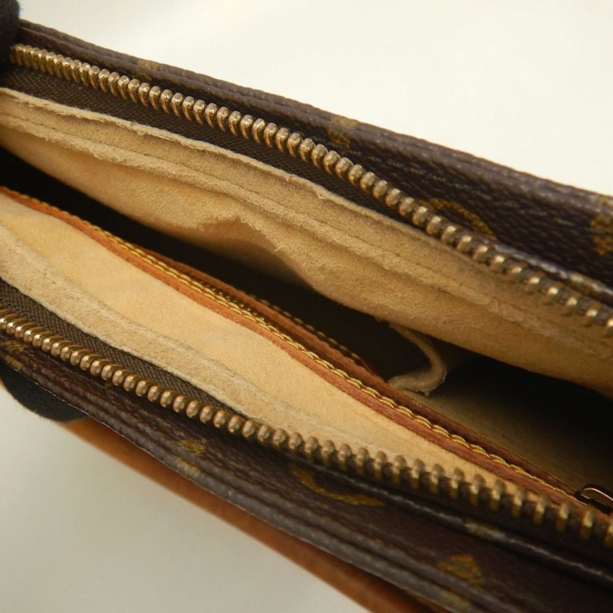 Louis Vuitton Brown Monogram Monogram Shoulder Bag (Pre-Owned)
