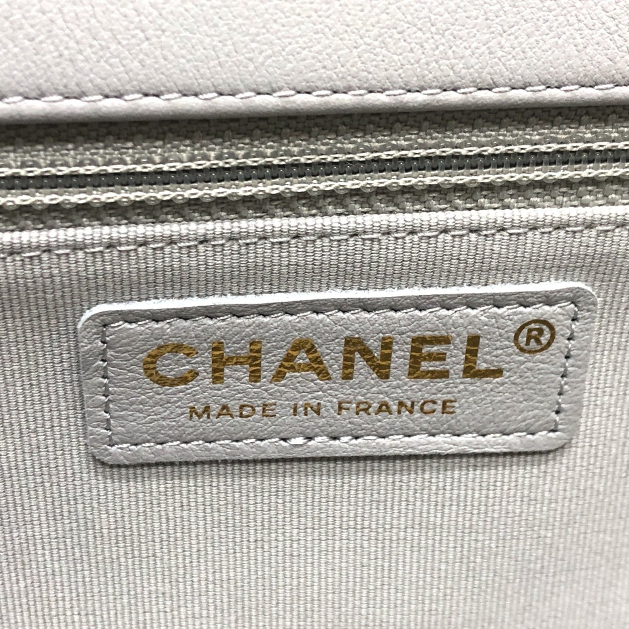 Chanel Gray Leather Shoulder Bag (Pre-Owned)