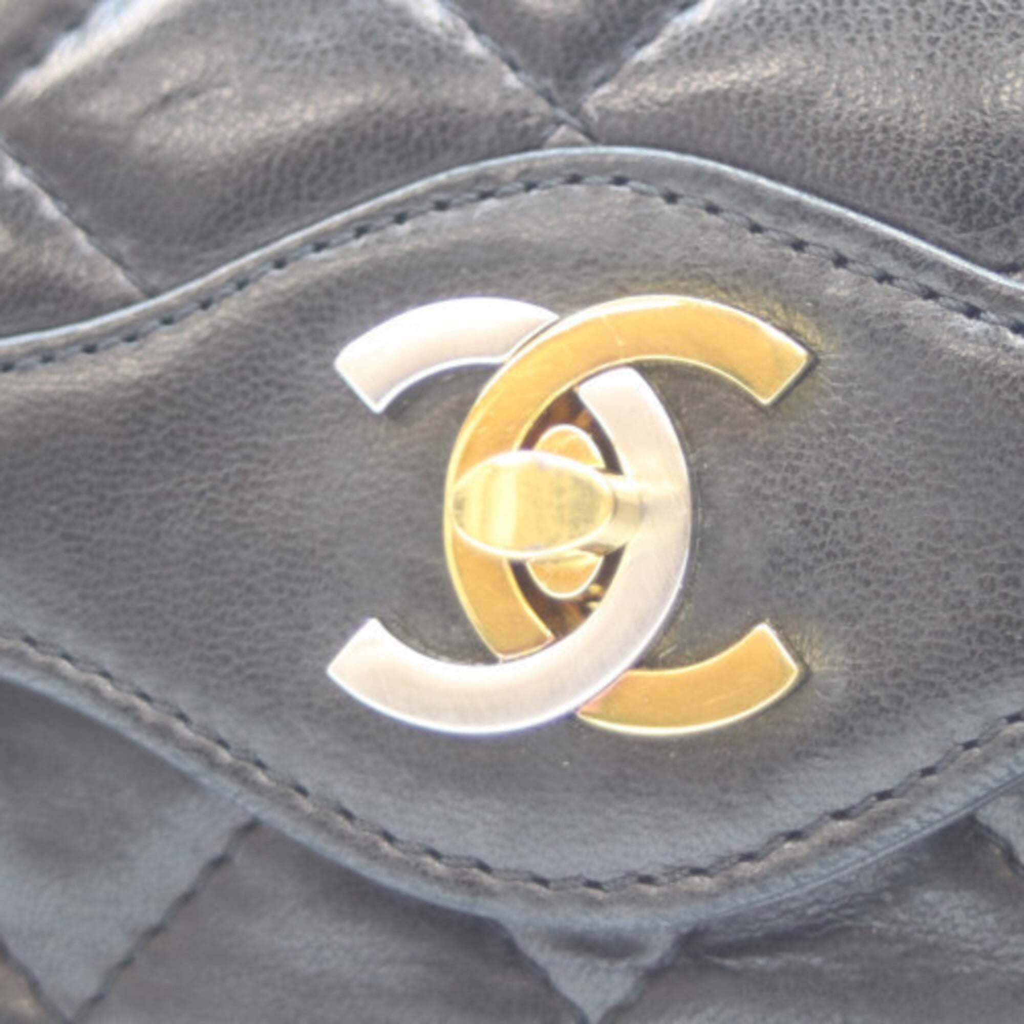 Chanel Black Leather Shoulder Bag (Pre-Owned)