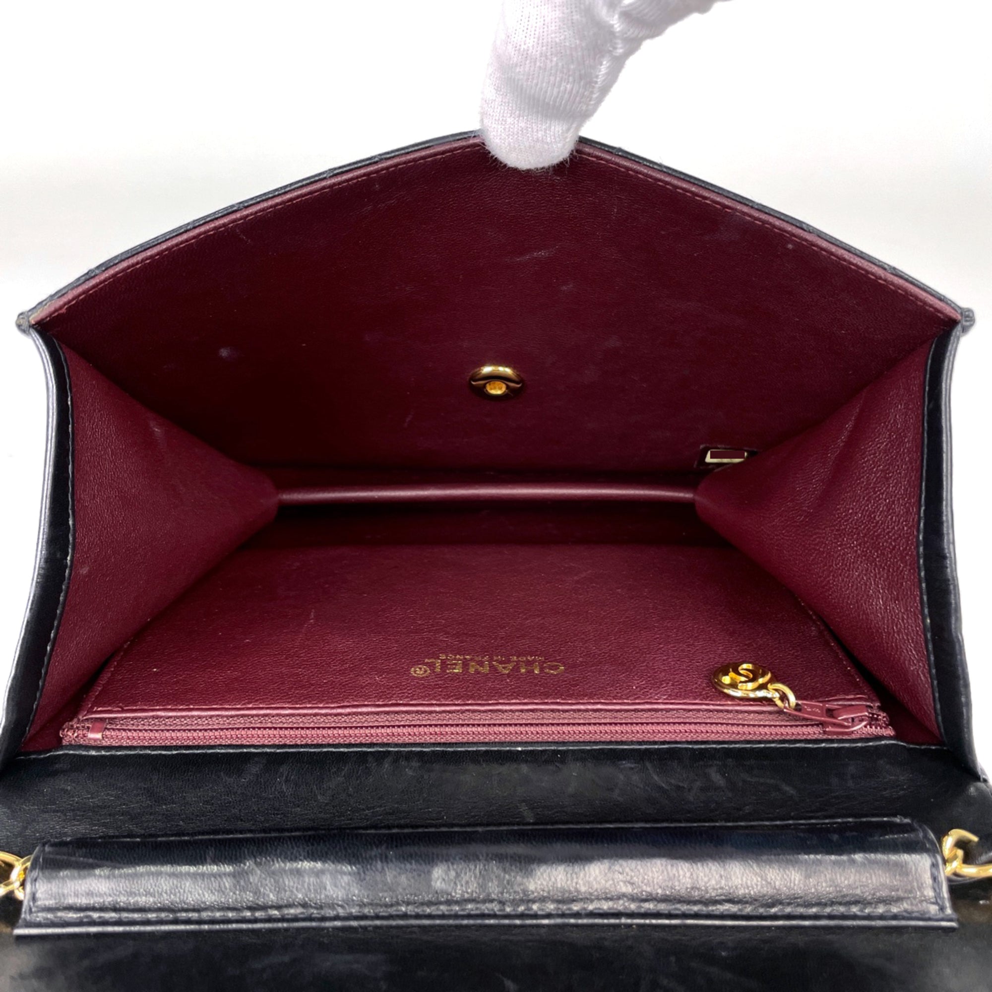 Chanel Black Leather Shoulder Bag (Pre-Owned)