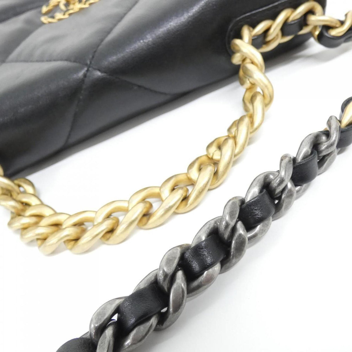 Chanel Black Leather Shoulder Bag (Pre-Owned)