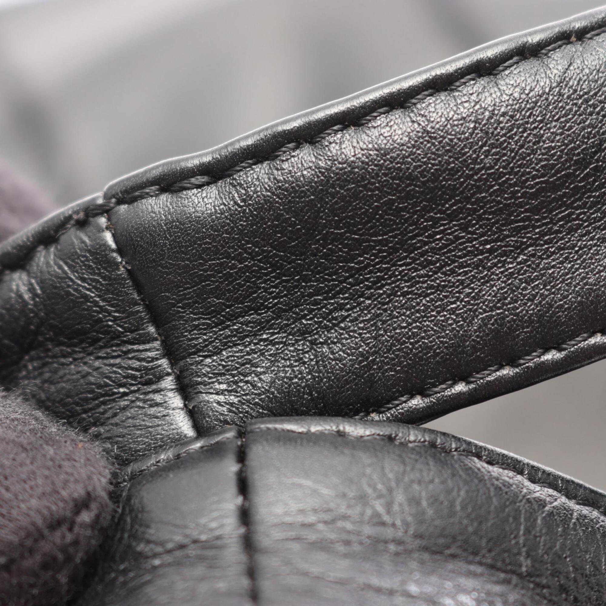Chanel Black Leather Handbag (Pre-Owned)