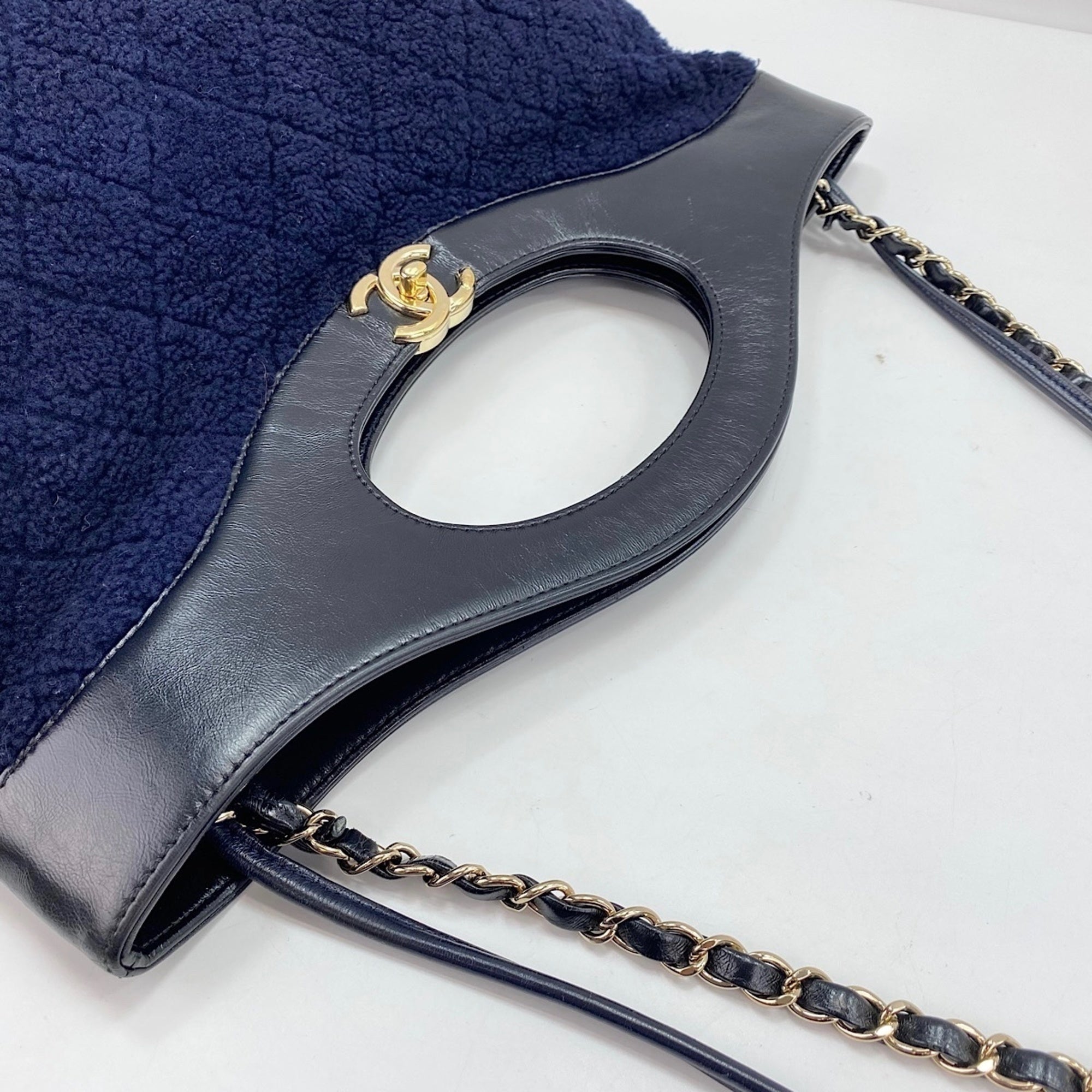 Chanel Navy Shoulder Bag (Pre-Owned)