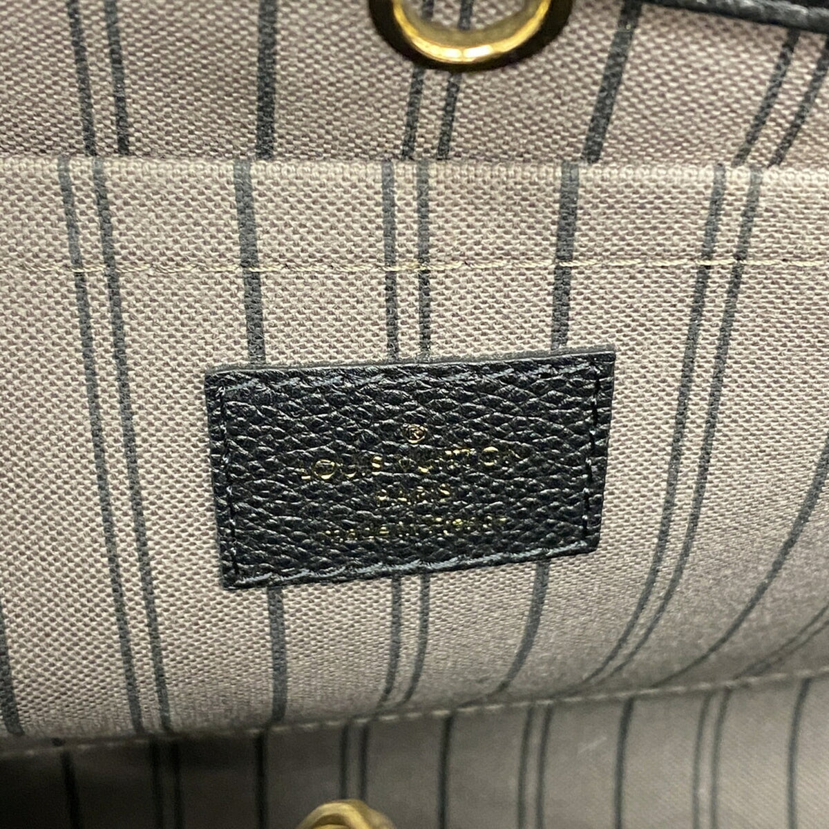 Louis Vuitton Noir Handbag (Pre-Owned)