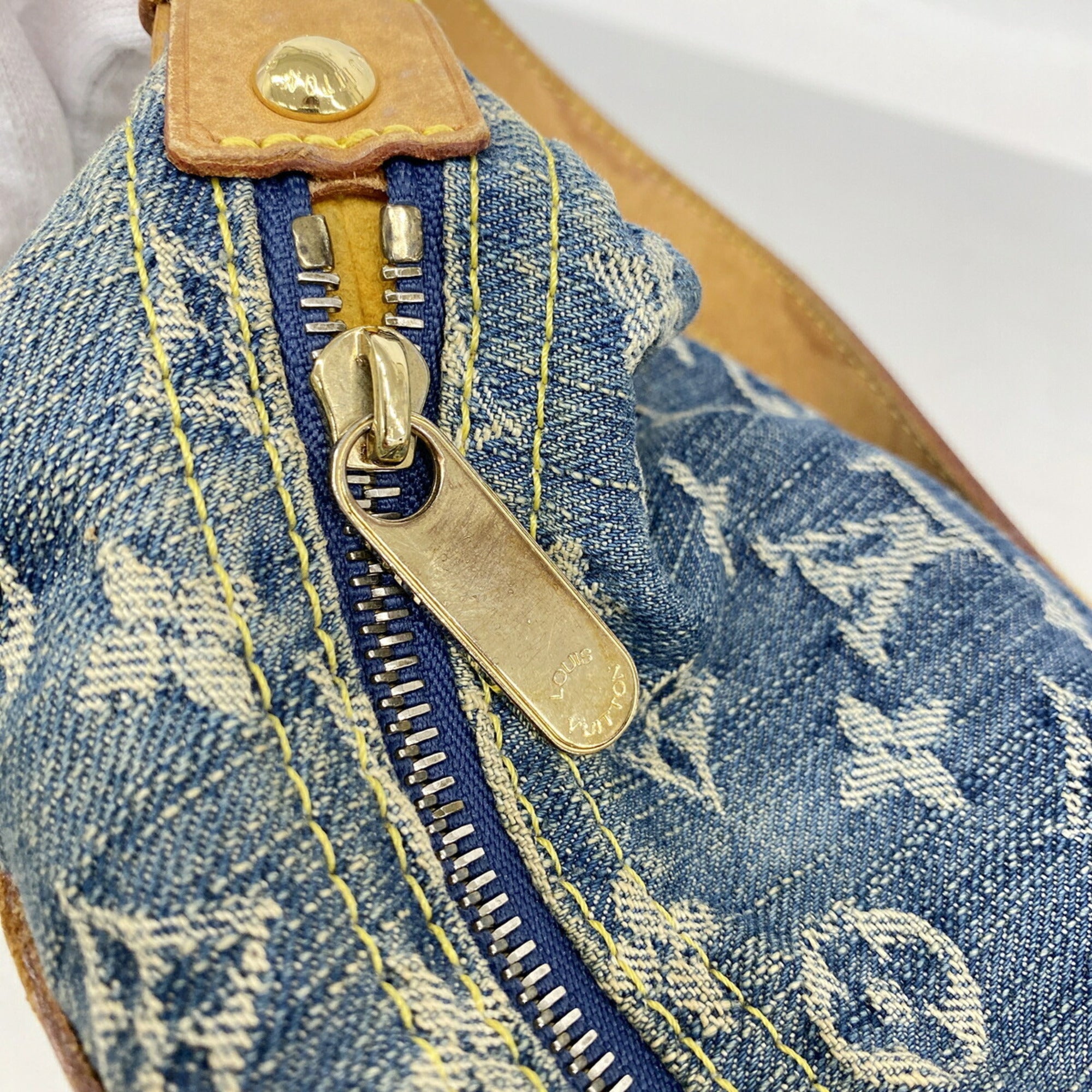 Louis Vuitton Blue Shoulder Bag (Pre-Owned)
