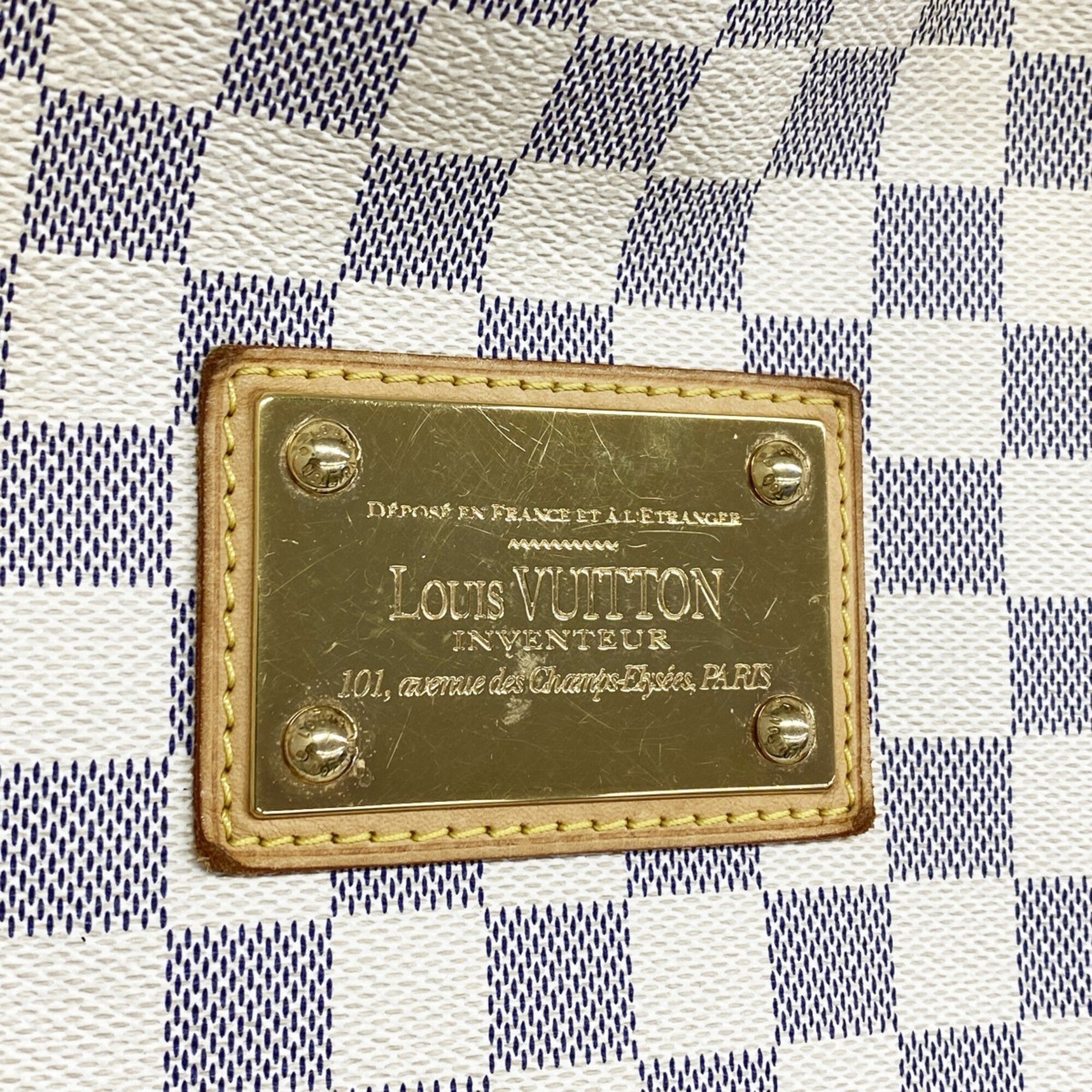 Louis Vuitton White Shoulder Bag (Pre-Owned)