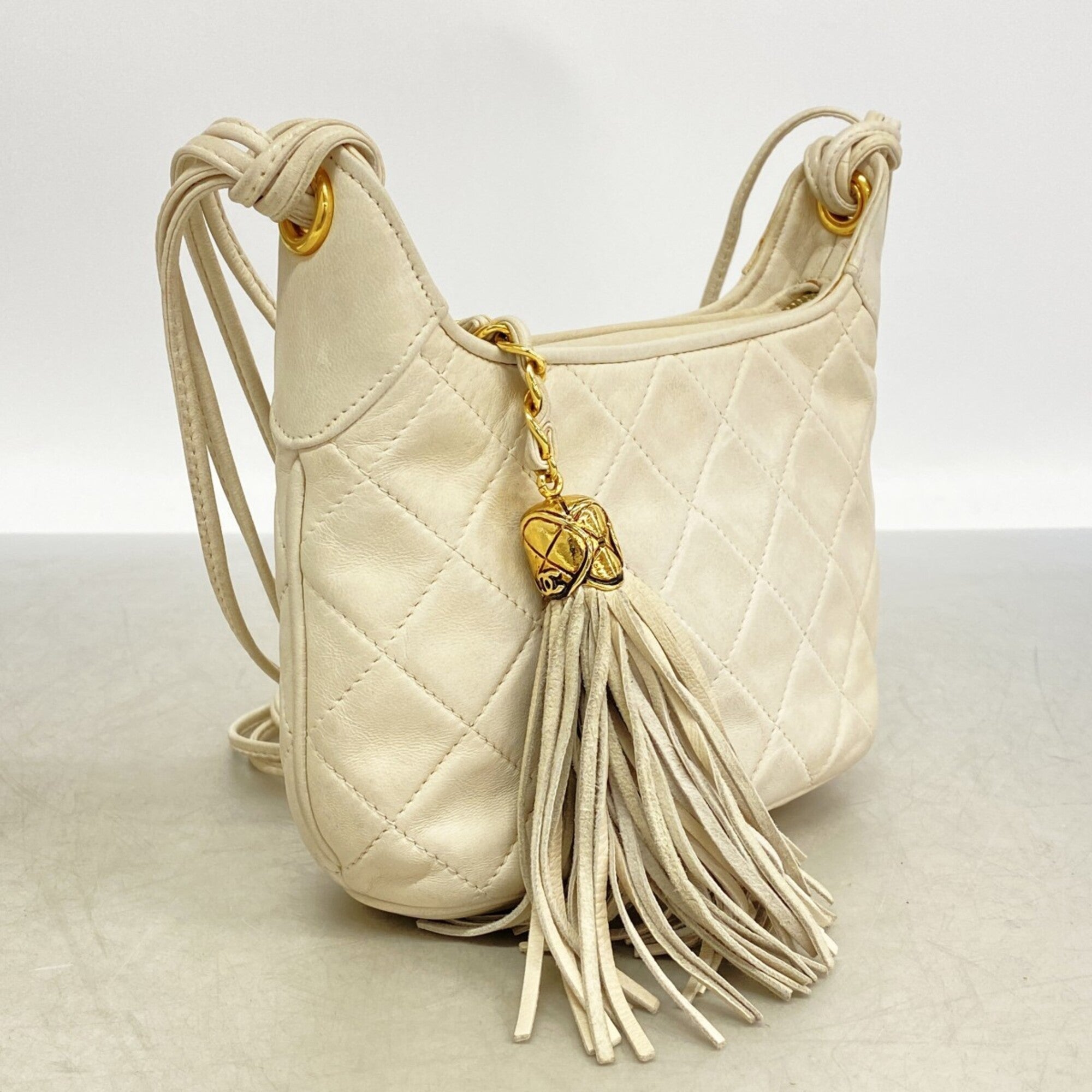 Chanel White Leather Shoulder Bag (Pre-Owned)