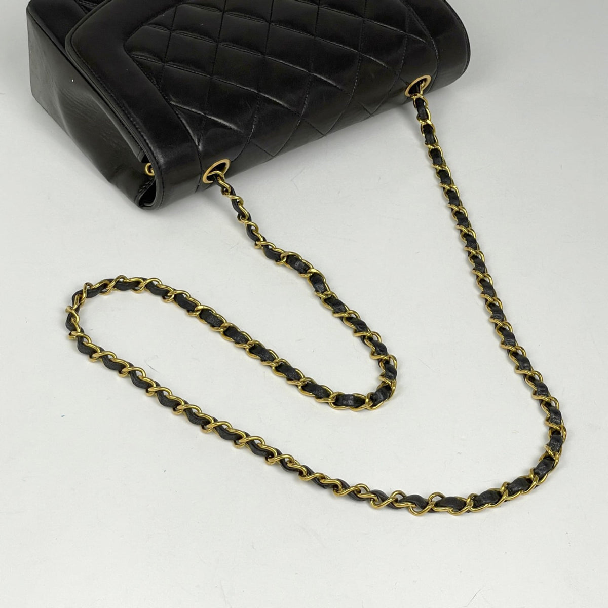 Chanel Black Leather Shoulder Bag (Pre-Owned)