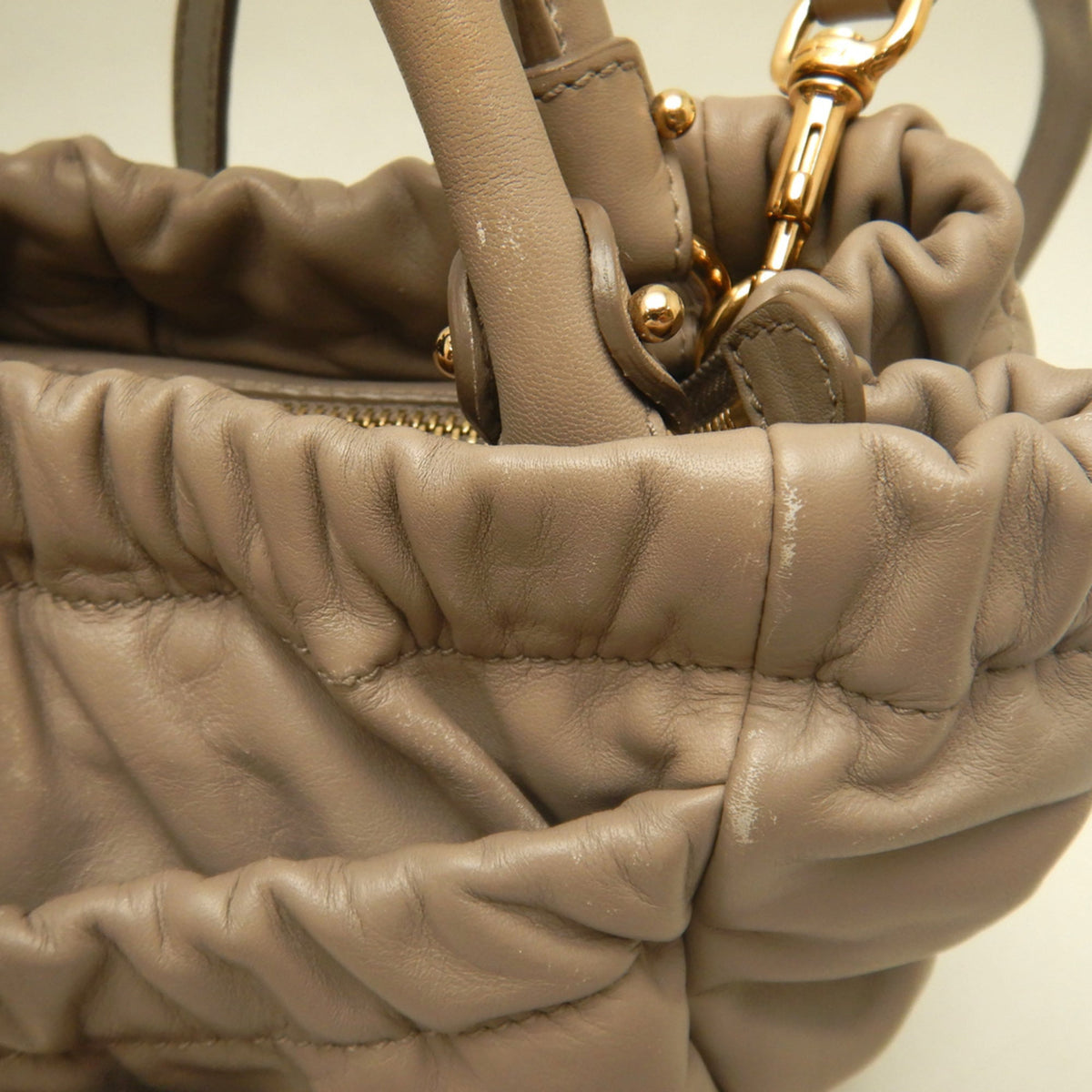 Salvatore Ferragamo Vara Light Beige Leather Handbag (Pre-Owned)