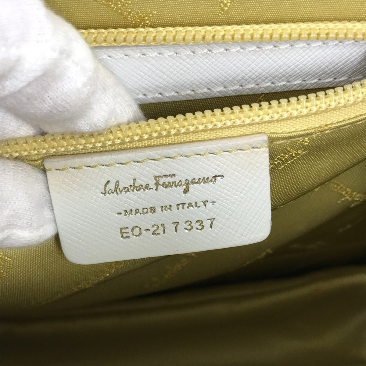 Salvatore Ferragamo Gancini White Leather Handbag Shoulder Bag (Pre-Owned)