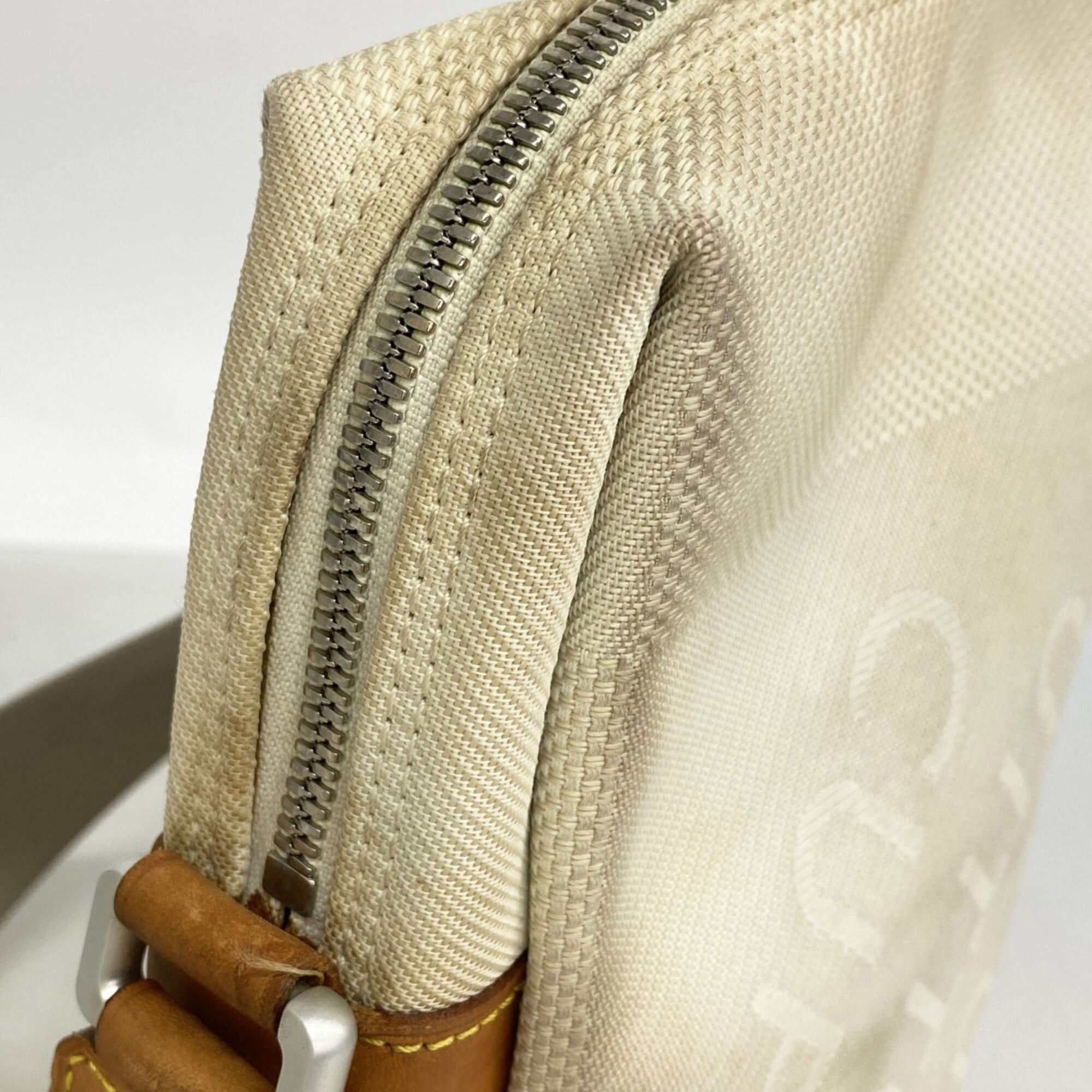 Louis Vuitton White Shoulder Bag (Pre-Owned)