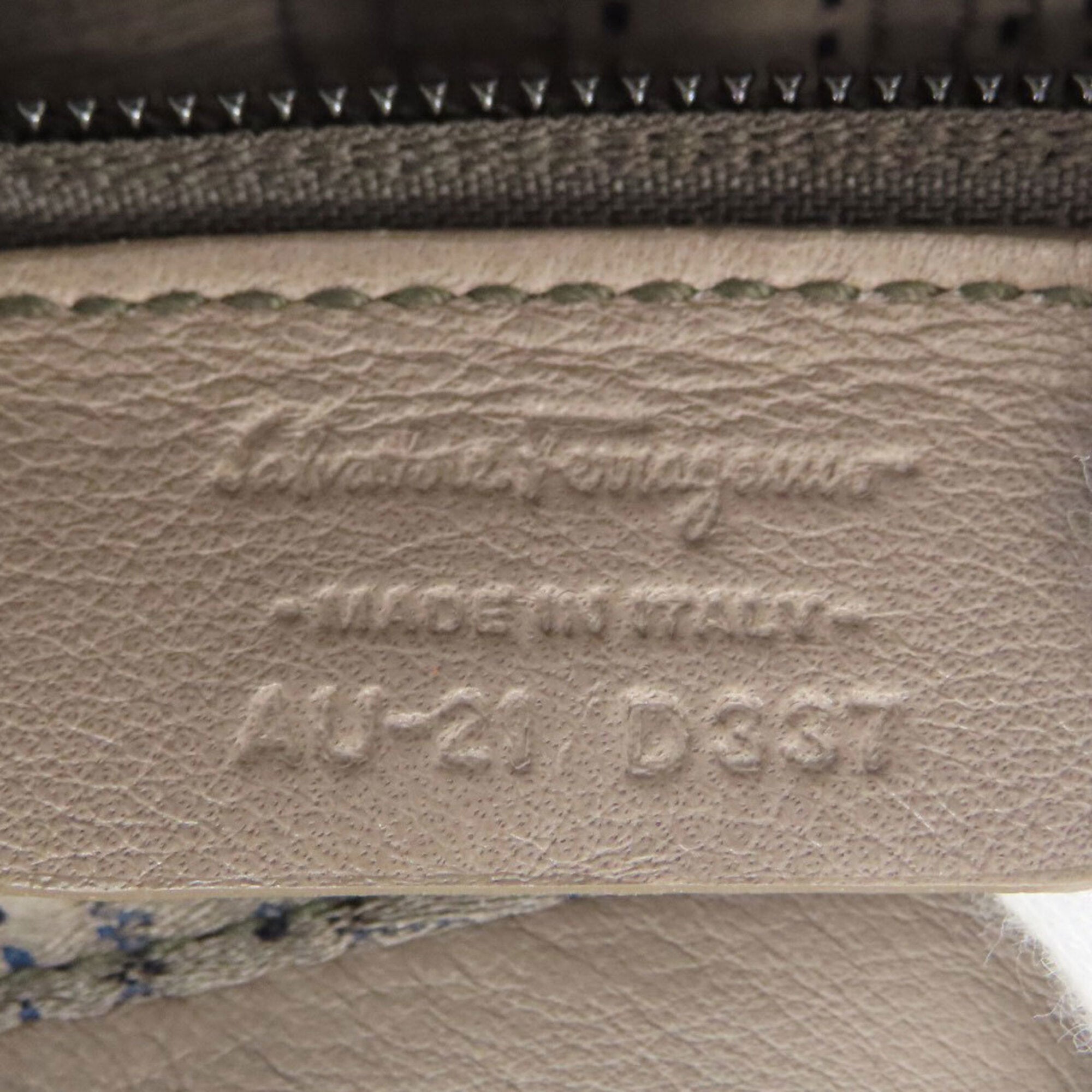 Salvatore Ferragamo Grayish Leather Shoulder Bag (Pre-Owned)