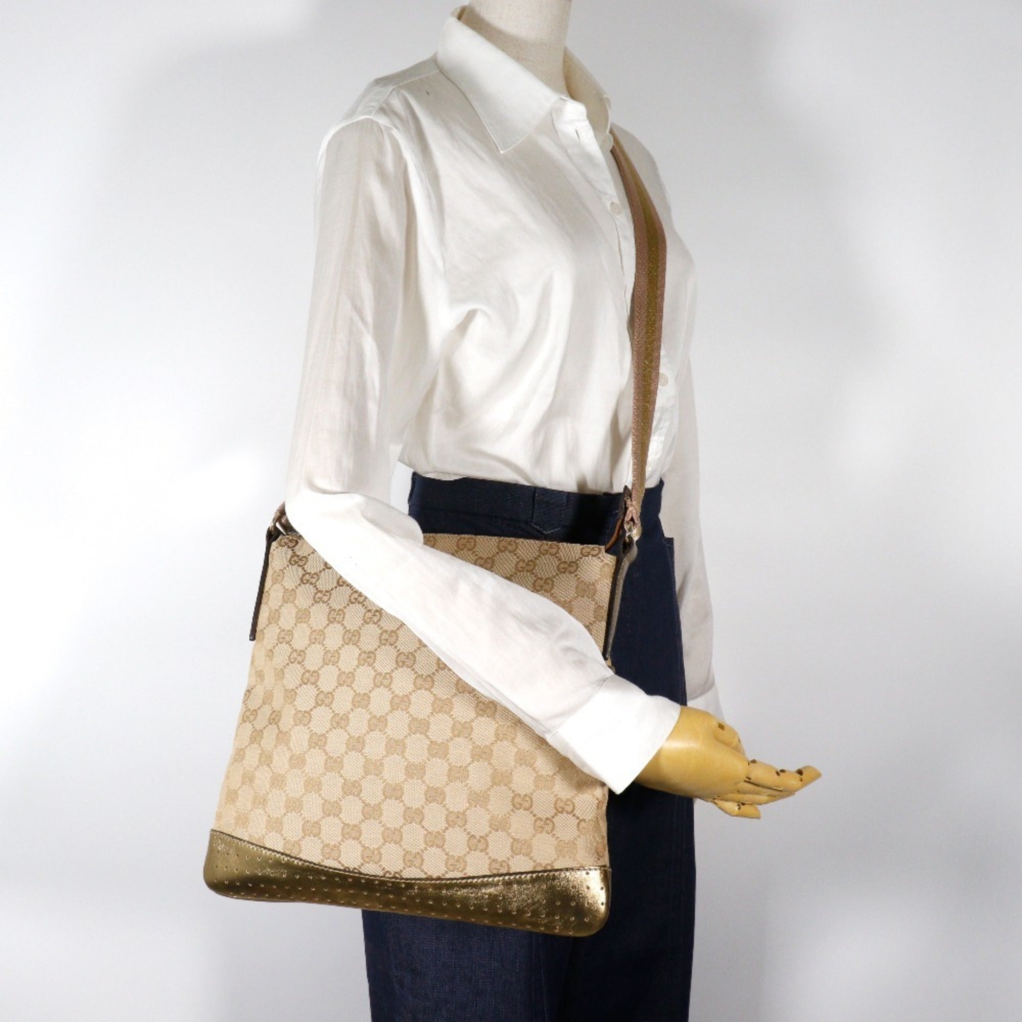 Gucci Gg Canvas Beige Gg Canvas Shoulder Bag (Pre-Owned)