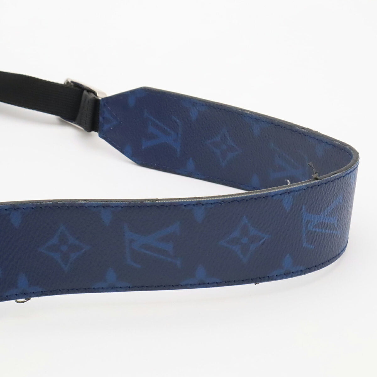 Louis Vuitton Taiga Cobalt Taiga Leather Shoulder Bag (Pre-Owned)