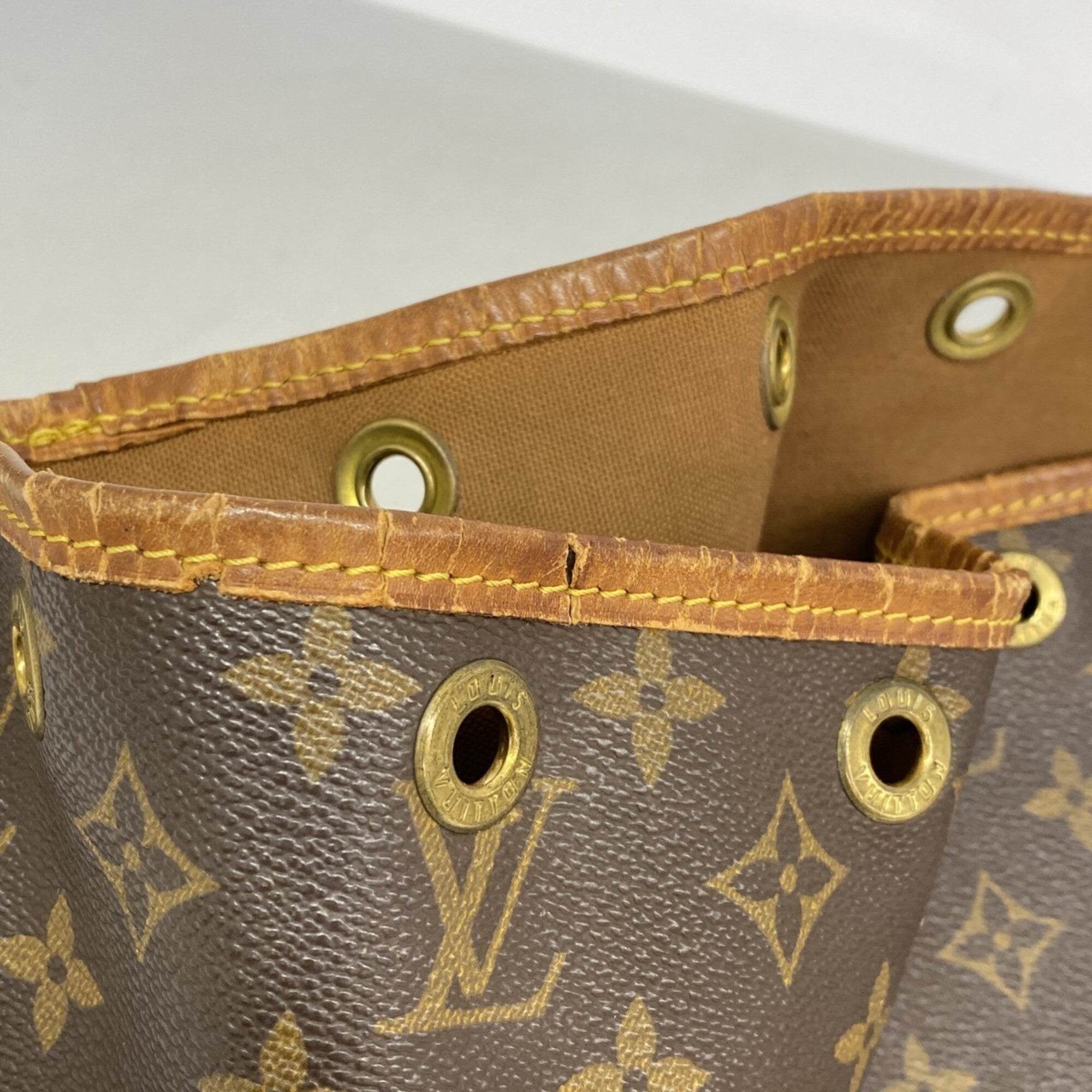 Louis Vuitton Brown Shoulder Bag (Pre-Owned)