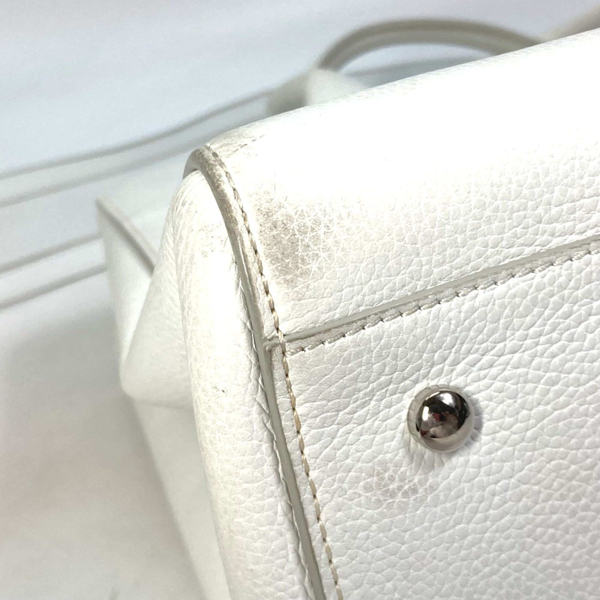 Chanel White Leather Handbag (Pre-Owned)