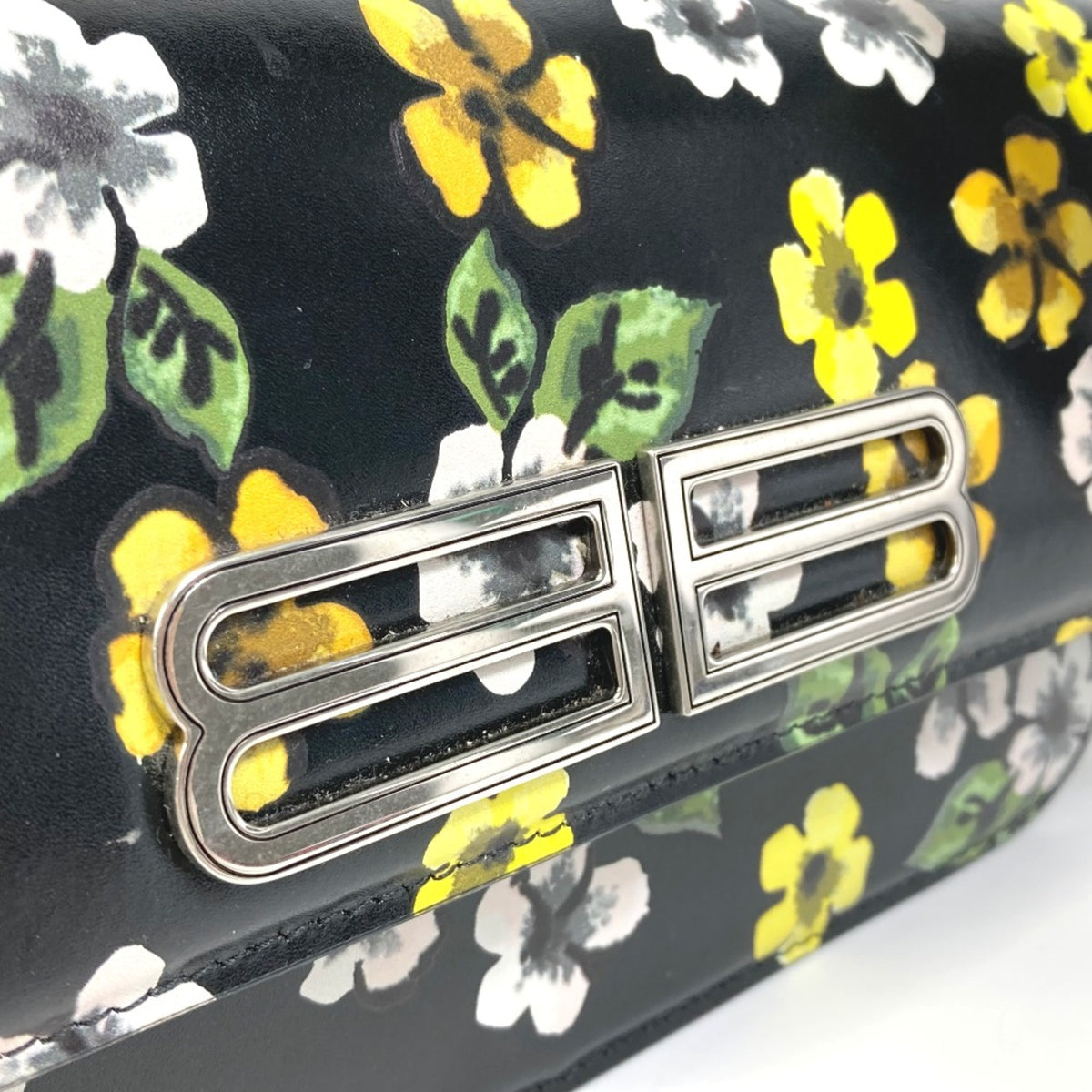 Balenciaga Black Leather Shoulder Bag (Pre-Owned)