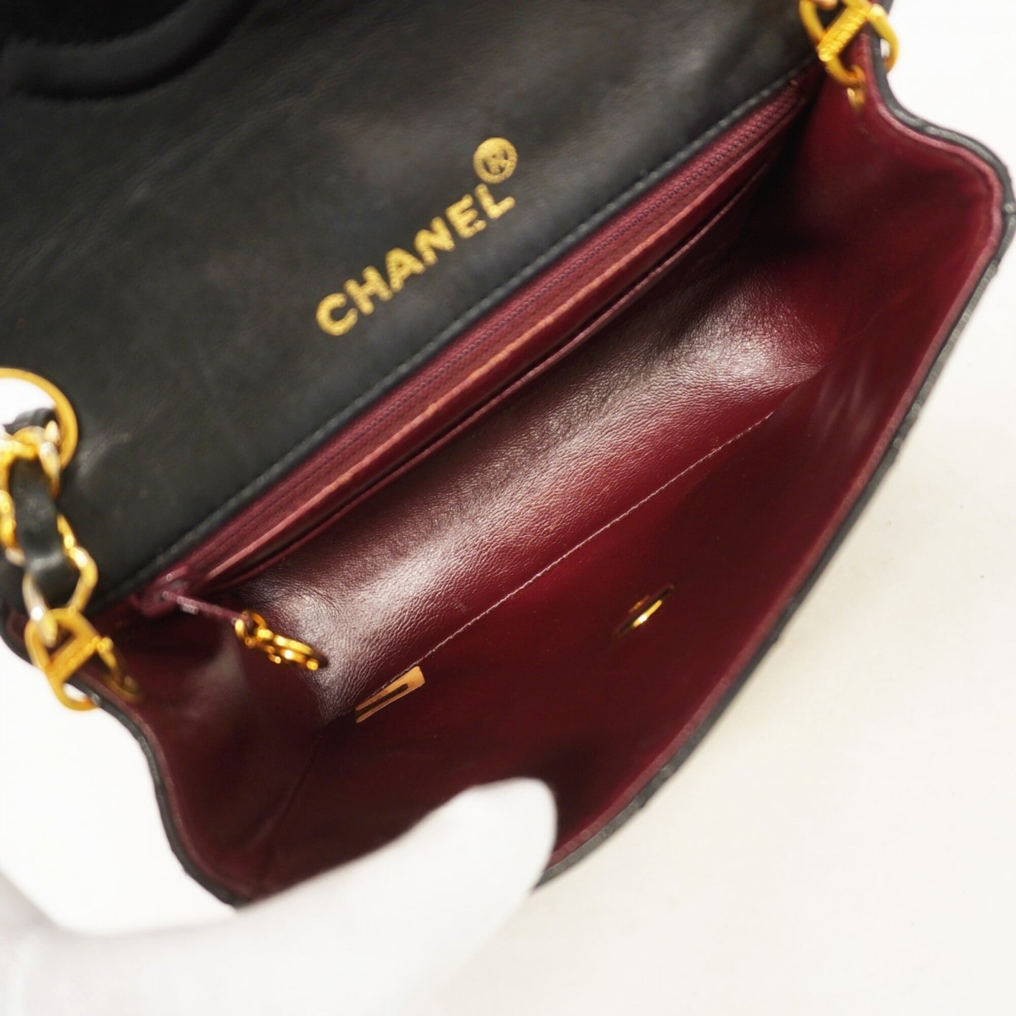Chanel Black Leather Shoulder Bag (Pre-Owned)