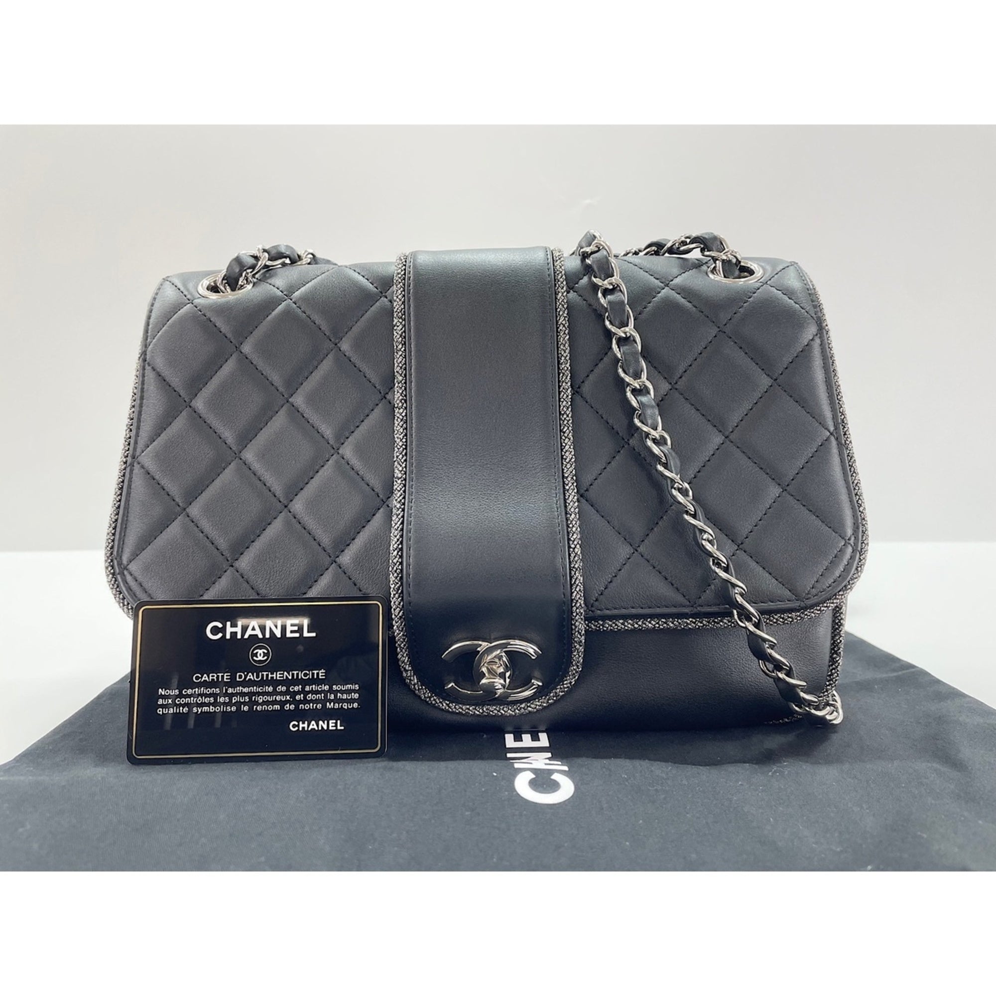 Chanel Black Shoulder Bag (Pre-Owned)