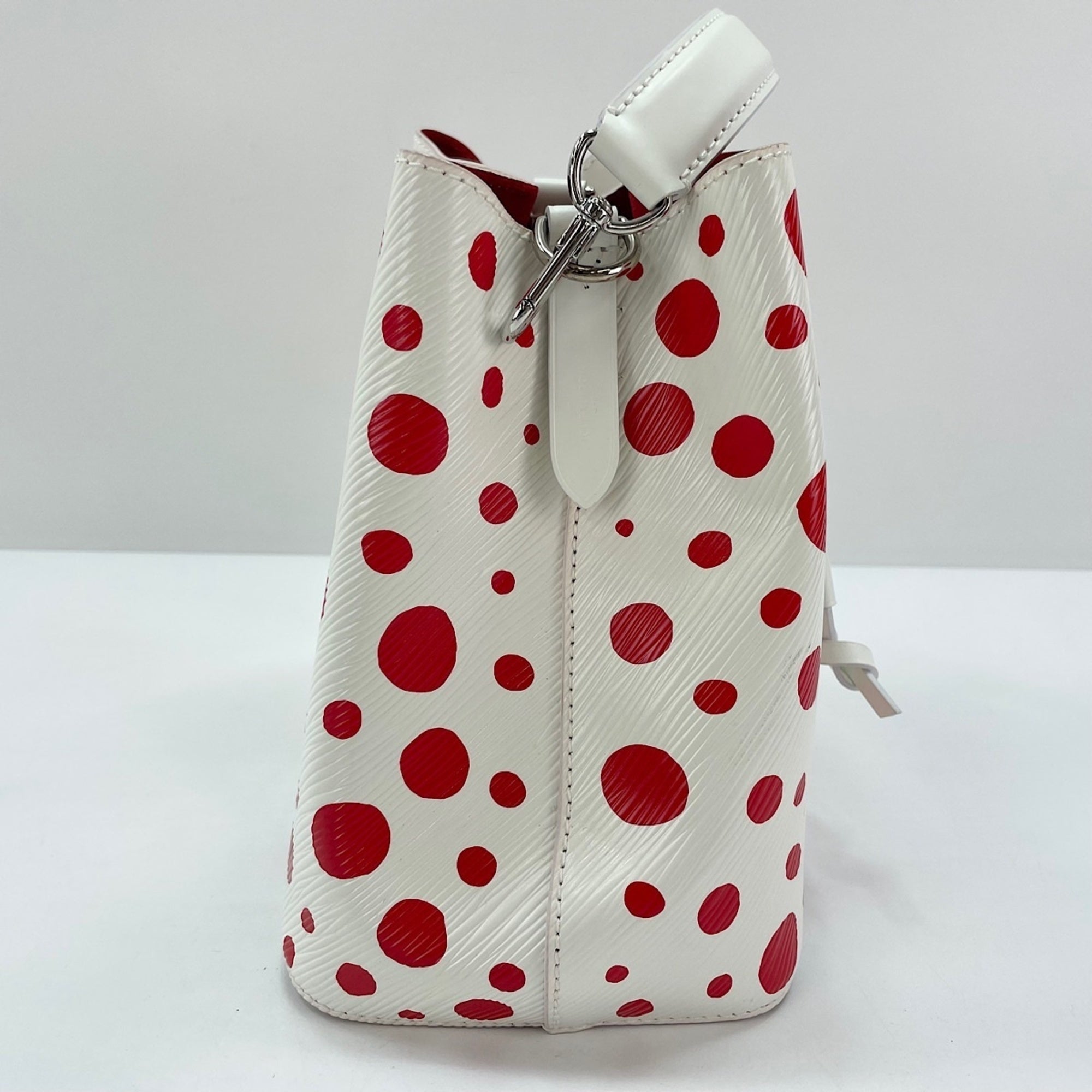 Louis Vuitton White Handbag (Pre-Owned)