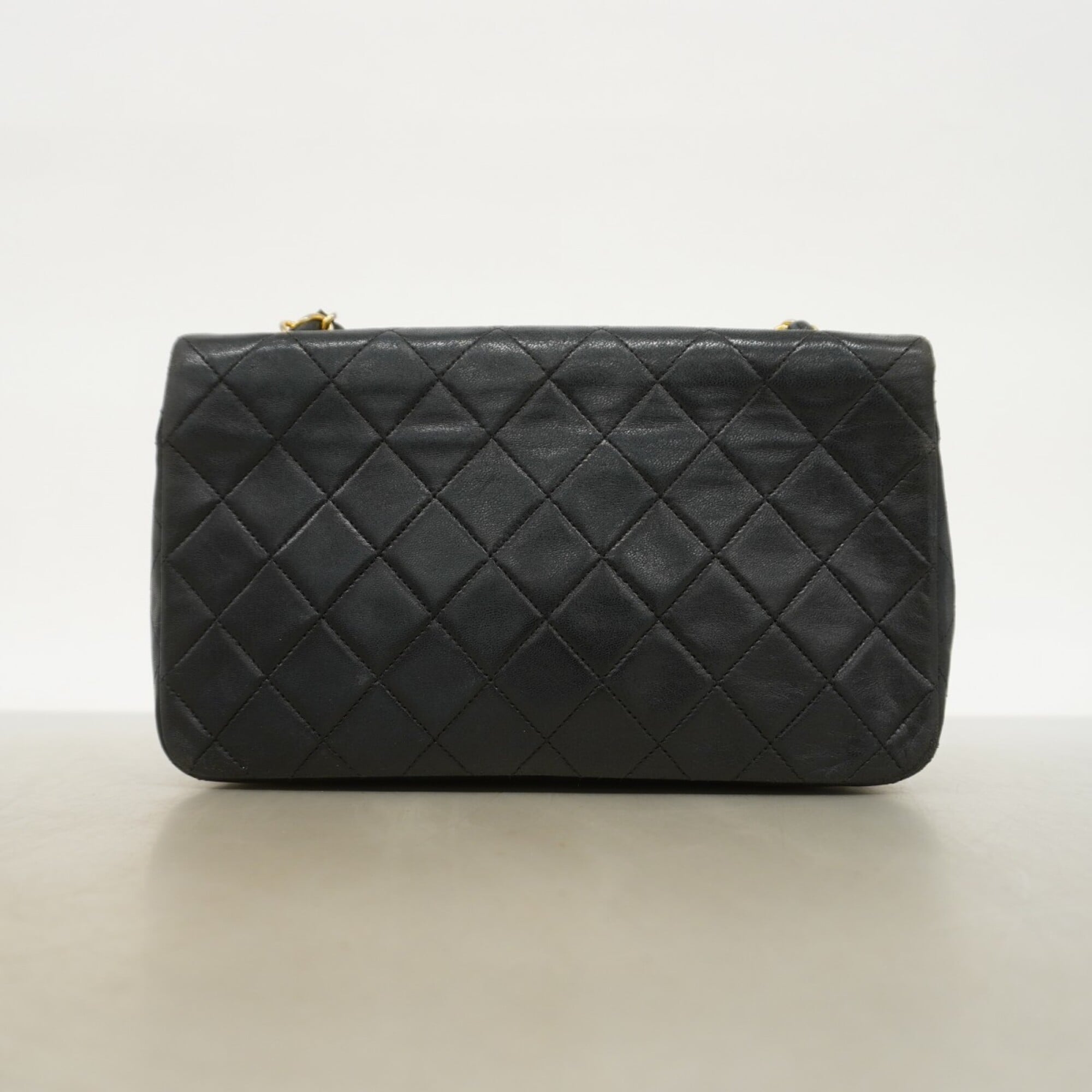 Chanel Black Leather Shoulder Bag (Pre-Owned)