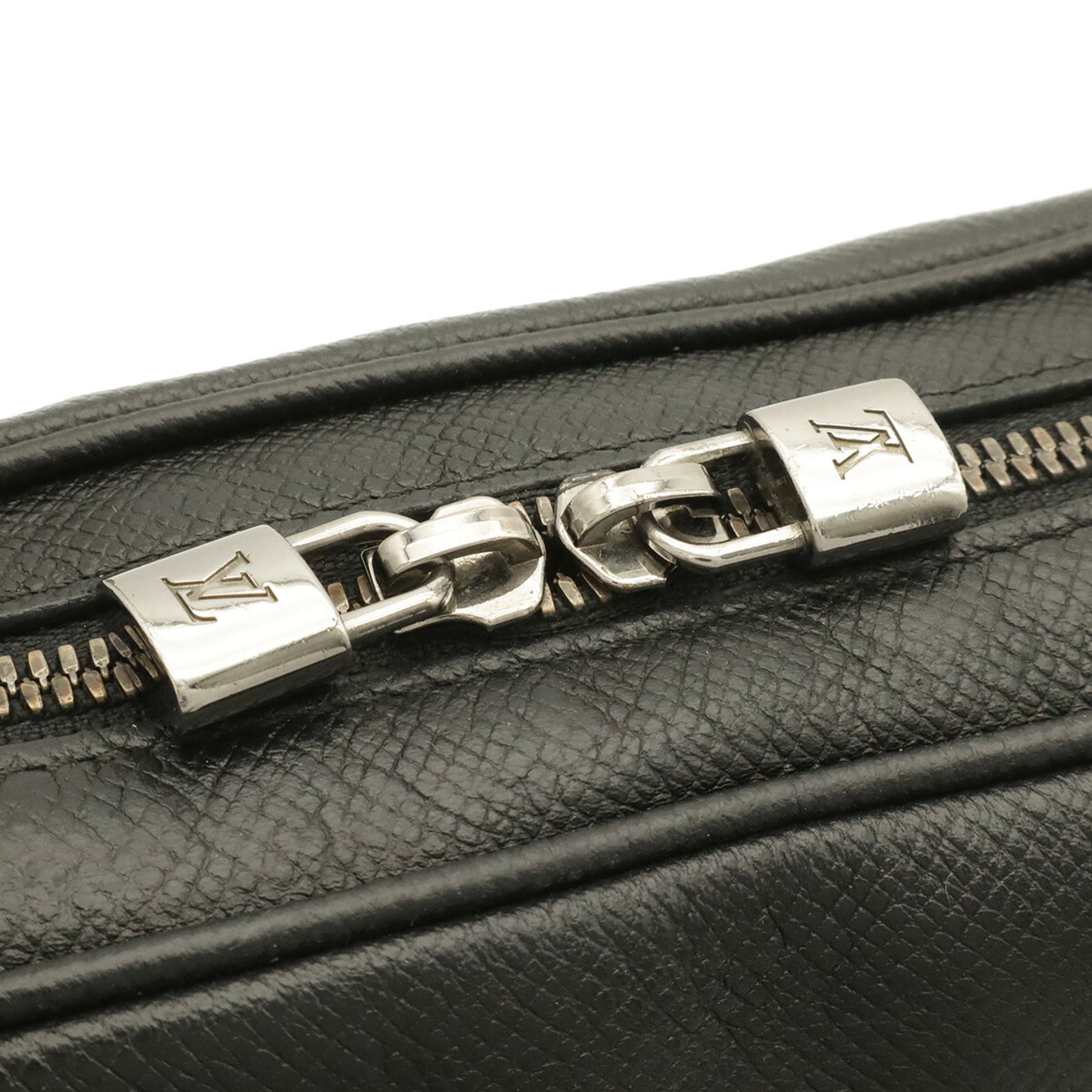 Louis Vuitton Ardoise Black Taiga Leather Shoulder Bag (Pre-Owned)