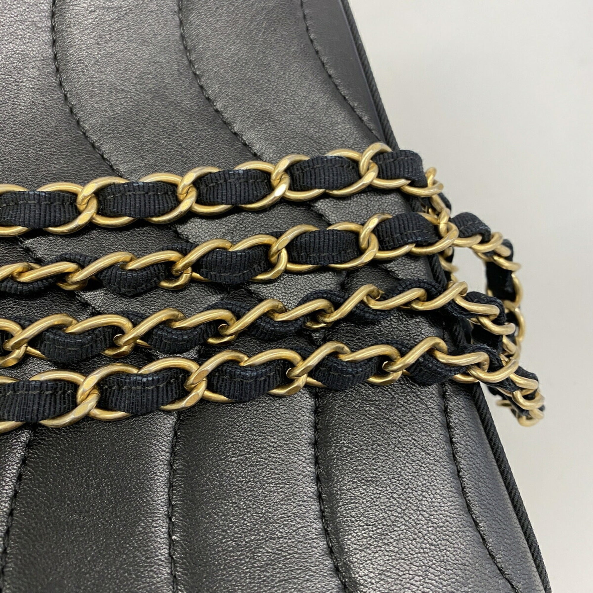 Chanel Black Leather Shoulder Bag (Pre-Owned)