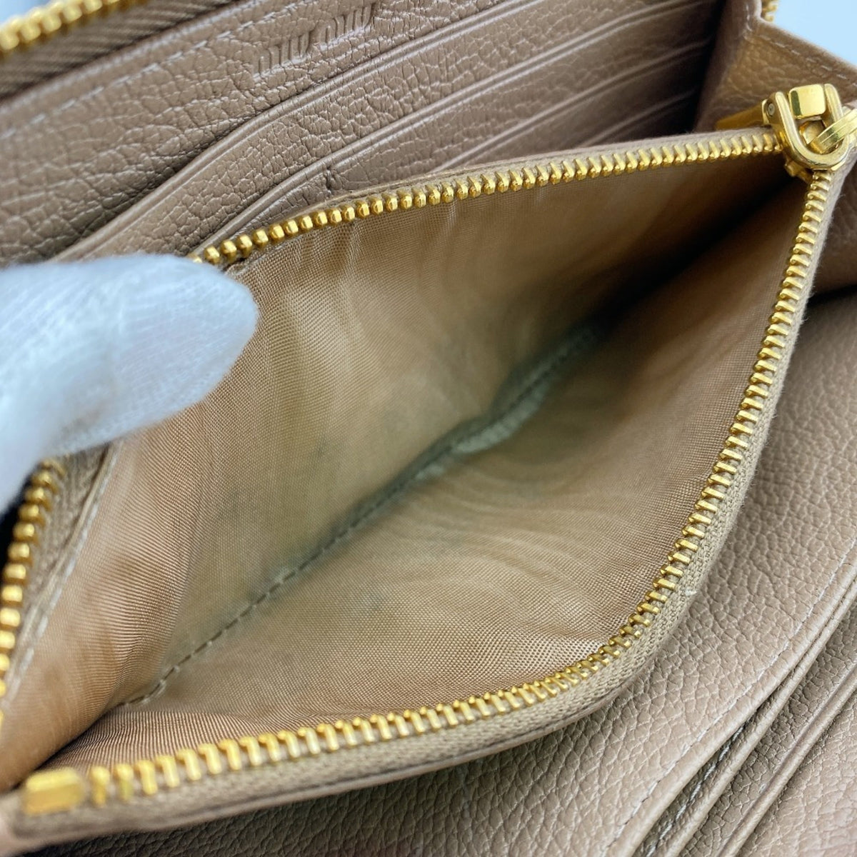 Miu Miu Beige Beige Gold Leather (Pre-Owned)