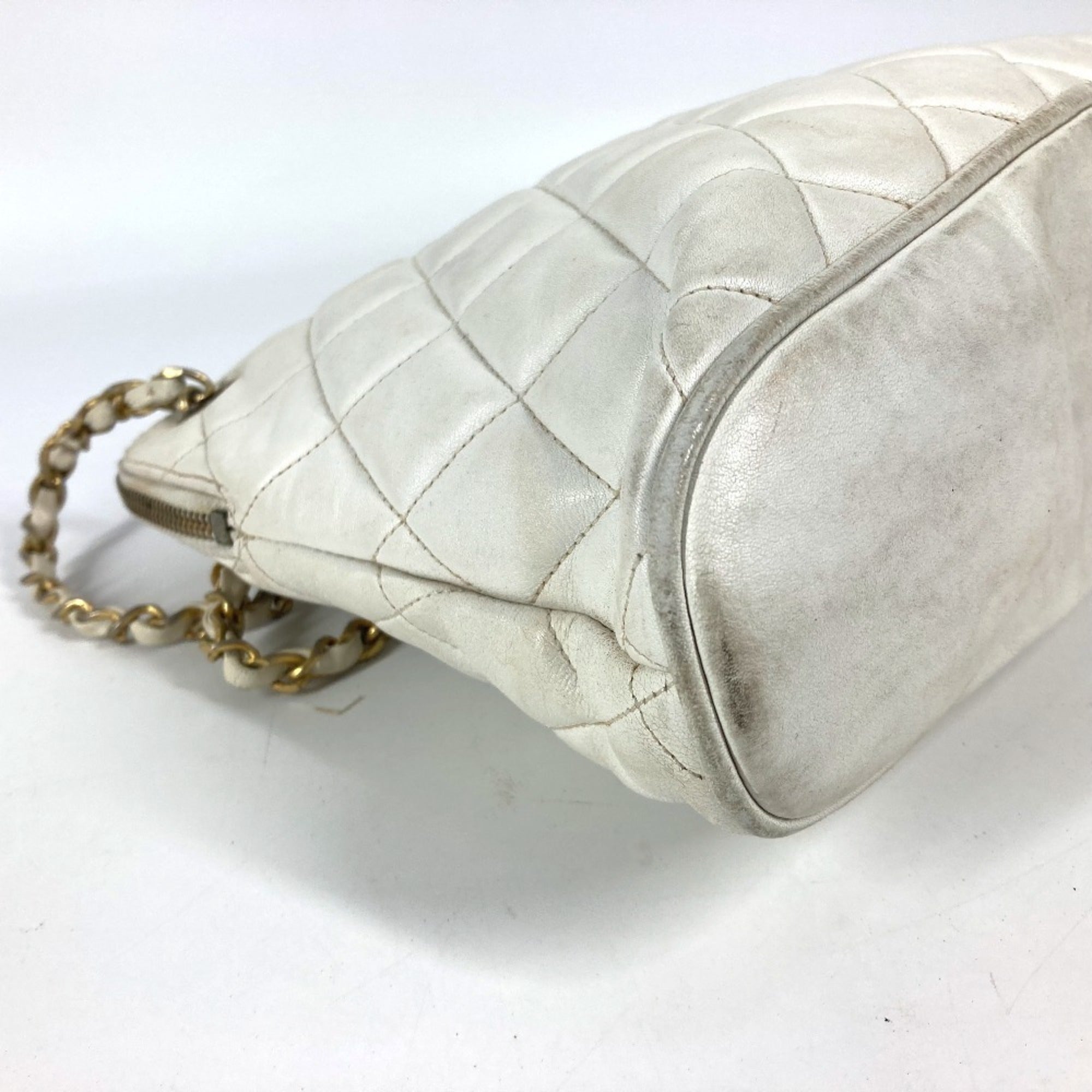 Chanel White Leather Shoulder Bag (Pre-Owned)