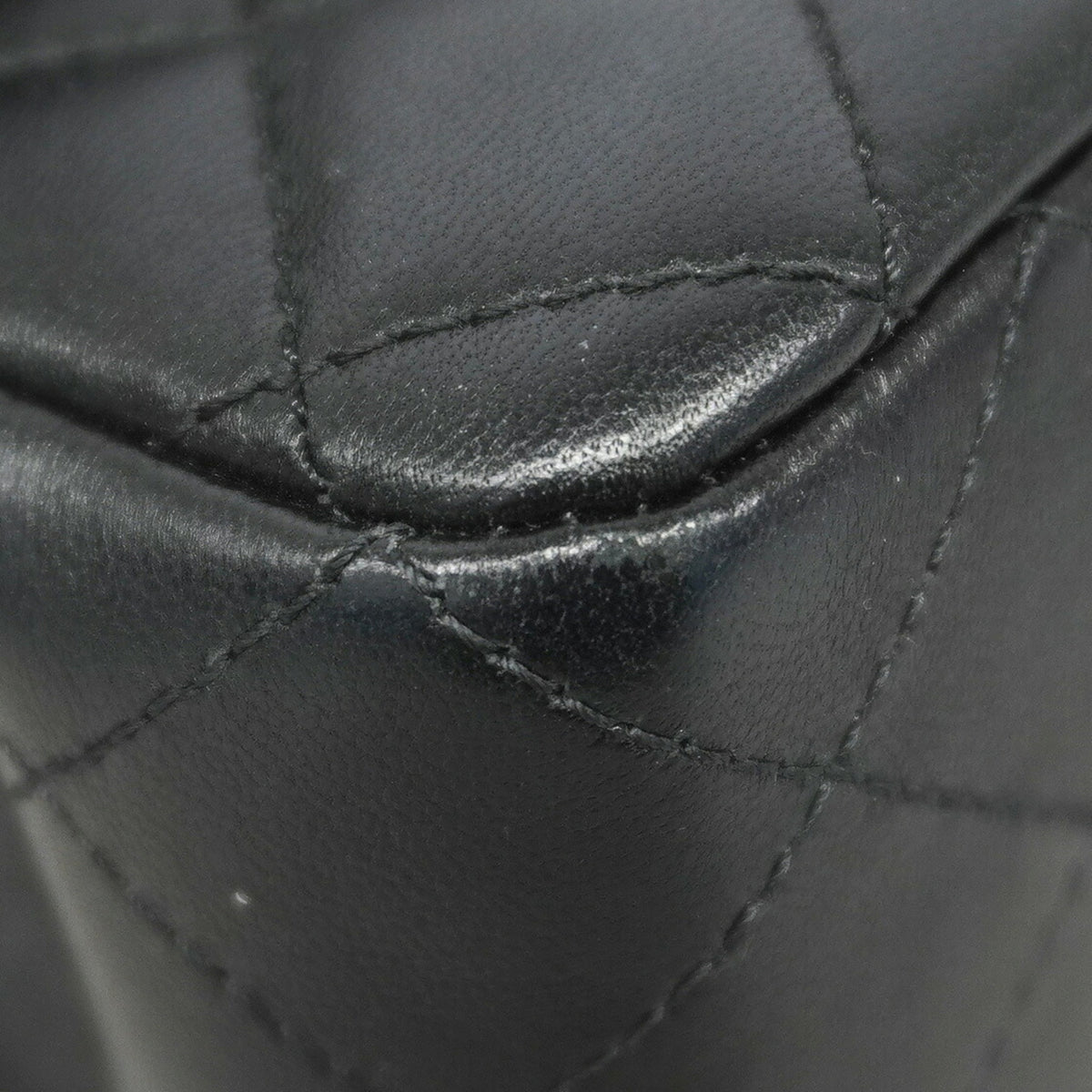 Chanel Black Leather Shoulder Bag (Pre-Owned)