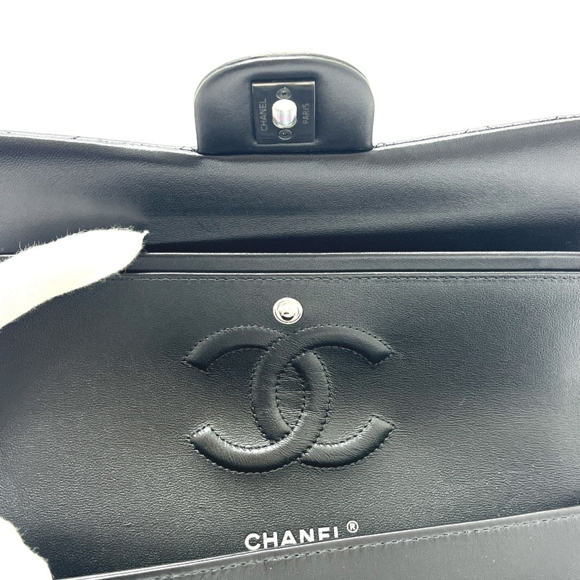 Chanel Black Leather Shoulder Bag (Pre-Owned)