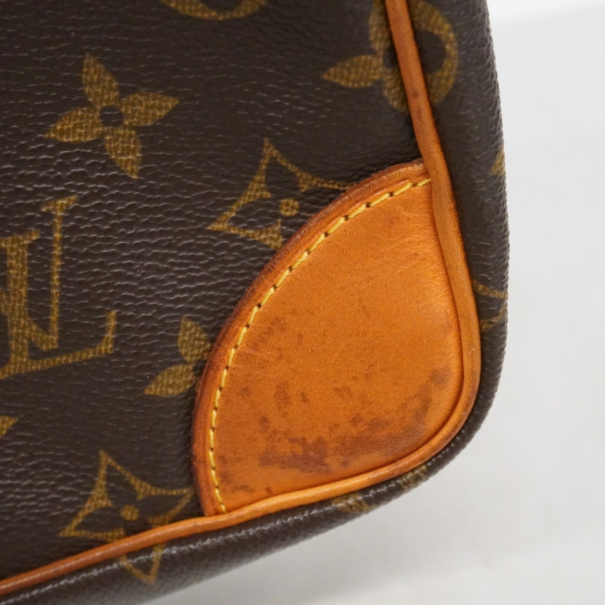 Louis Vuitton Brown Clutch Bag (Pre-Owned)