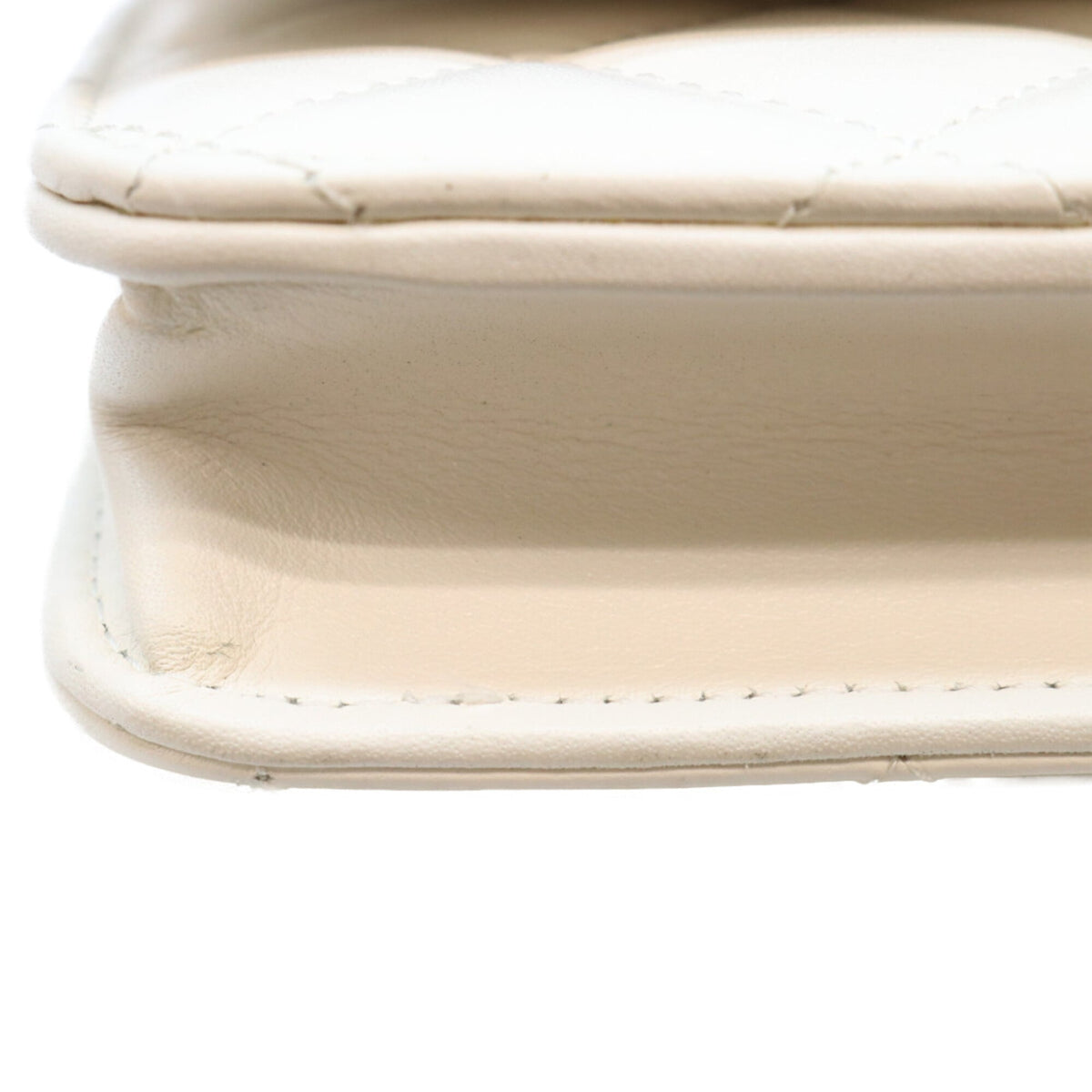 Chanel White Shoulder Bag (Pre-Owned)