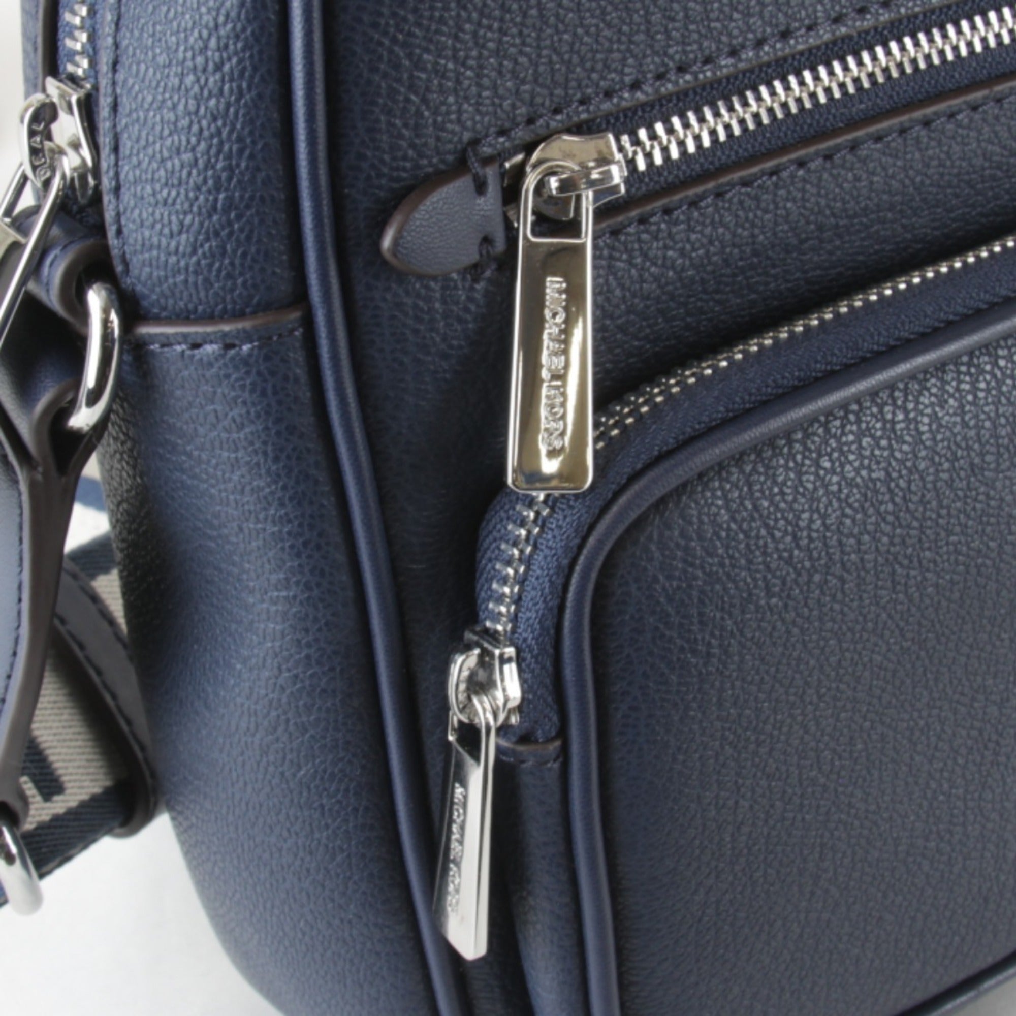 Michael Kors Jet Set Navy Leather Shoulder Bag (Pre-Owned)