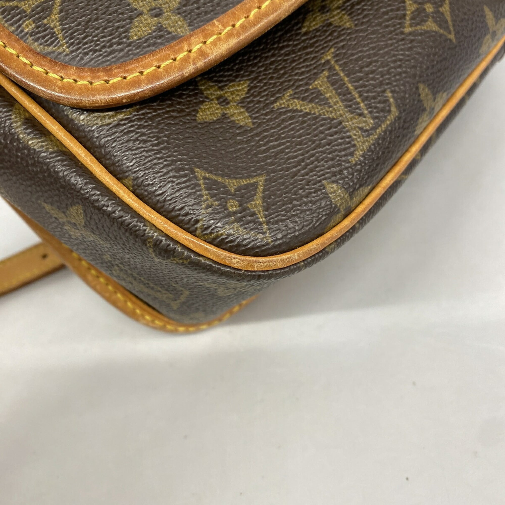 Louis Vuitton Brown Shoulder Bag (Pre-Owned)